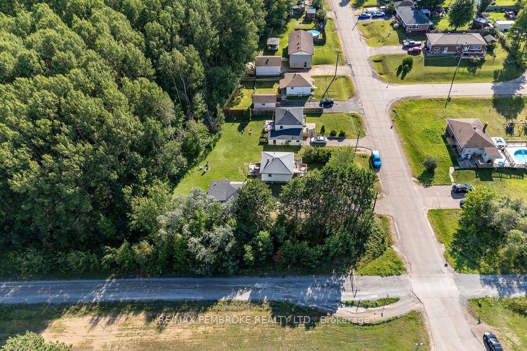 Photo 42 of 1 New Street, Petawawa, Petawawa — HOMEH
