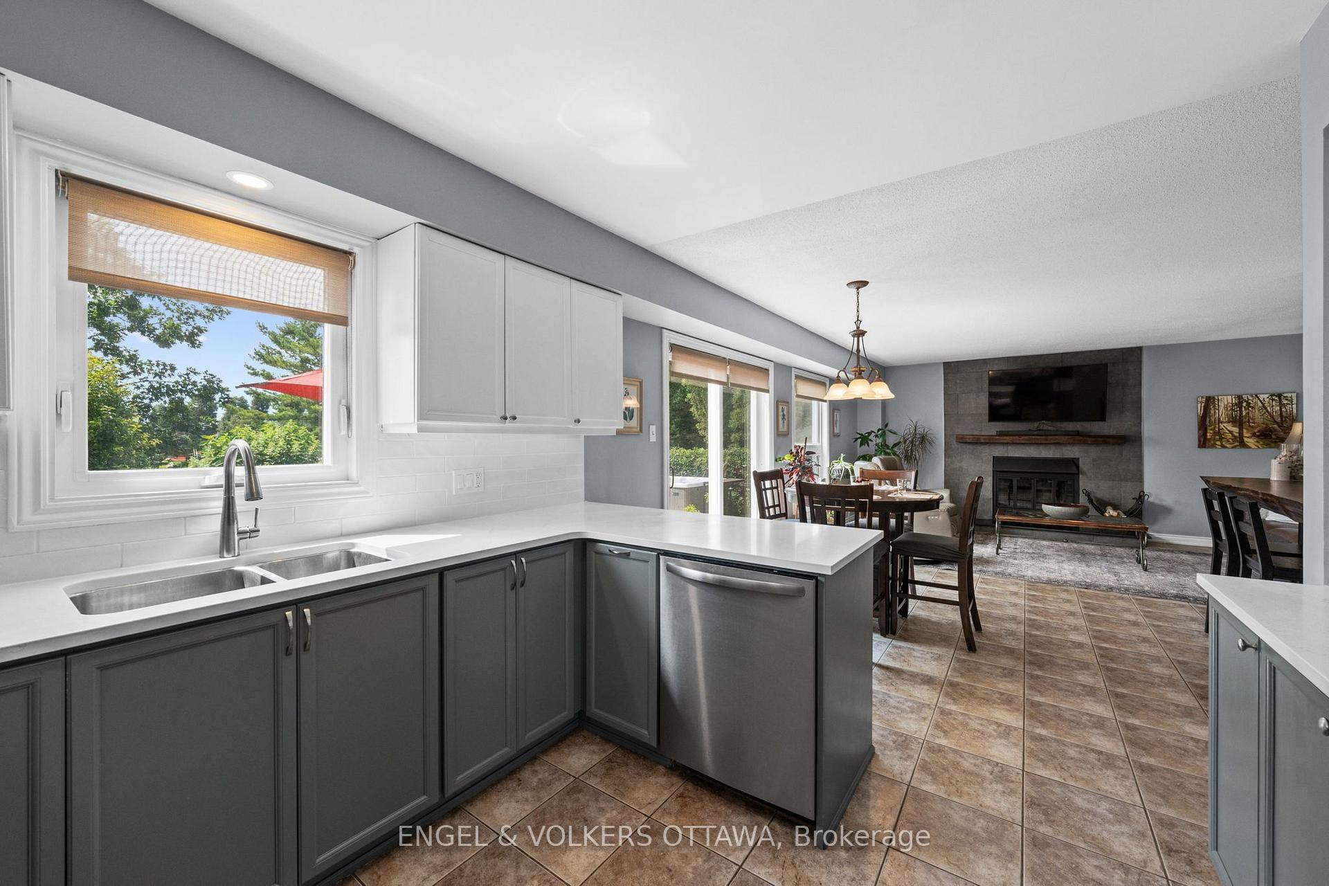 Photo 19 of 1602 Proulx Drive, Ottawa, Fallingbrook/Pineridge — HOMEH