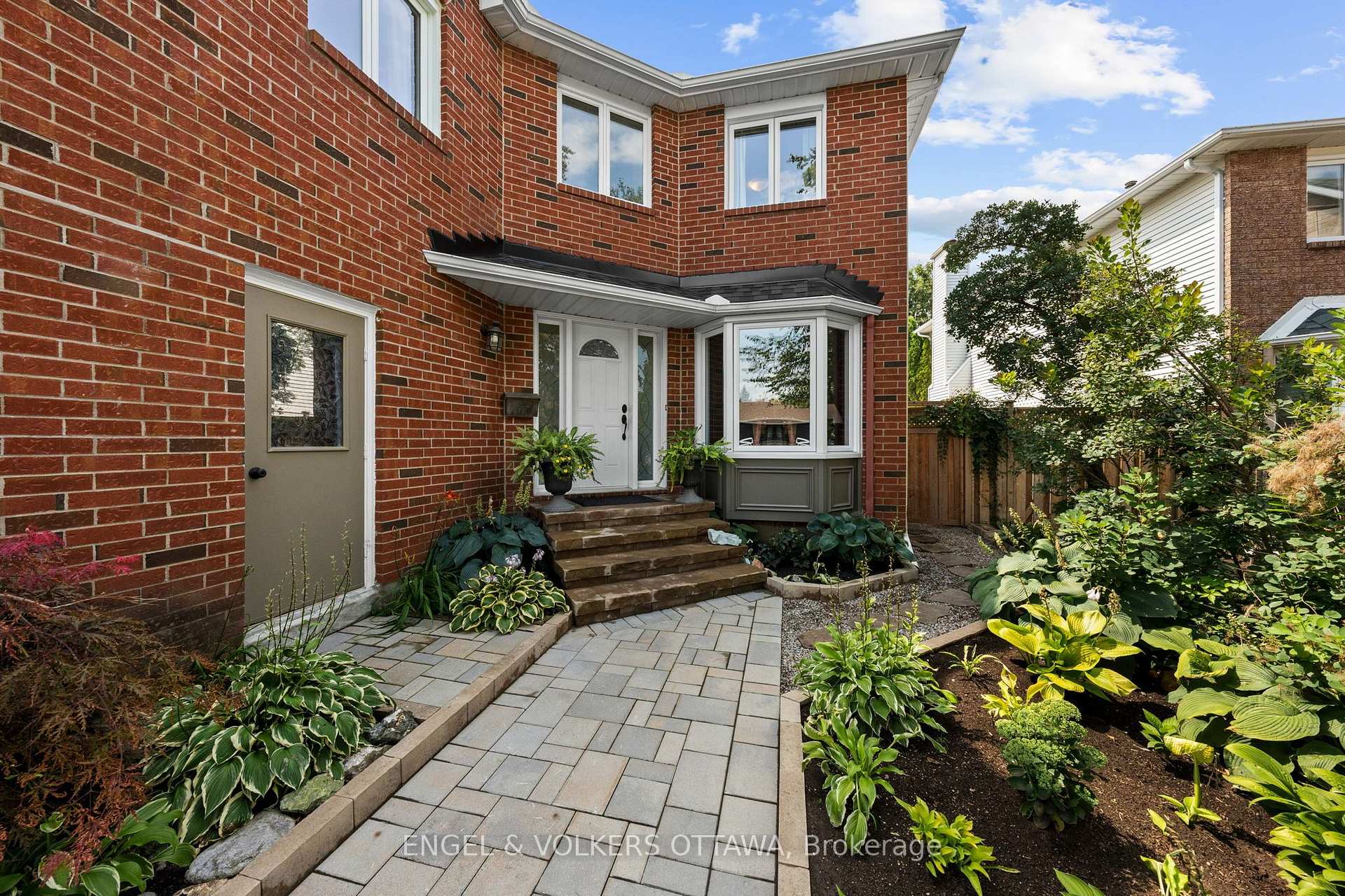 Photo 4 of 1602 Proulx Drive, Ottawa, Fallingbrook/Pineridge — HOMEH