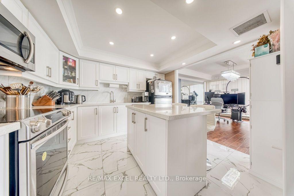 Photo 17 of Unit 3403, 65 Harbour Square, Toronto, Waterfront Communities — HOMEH