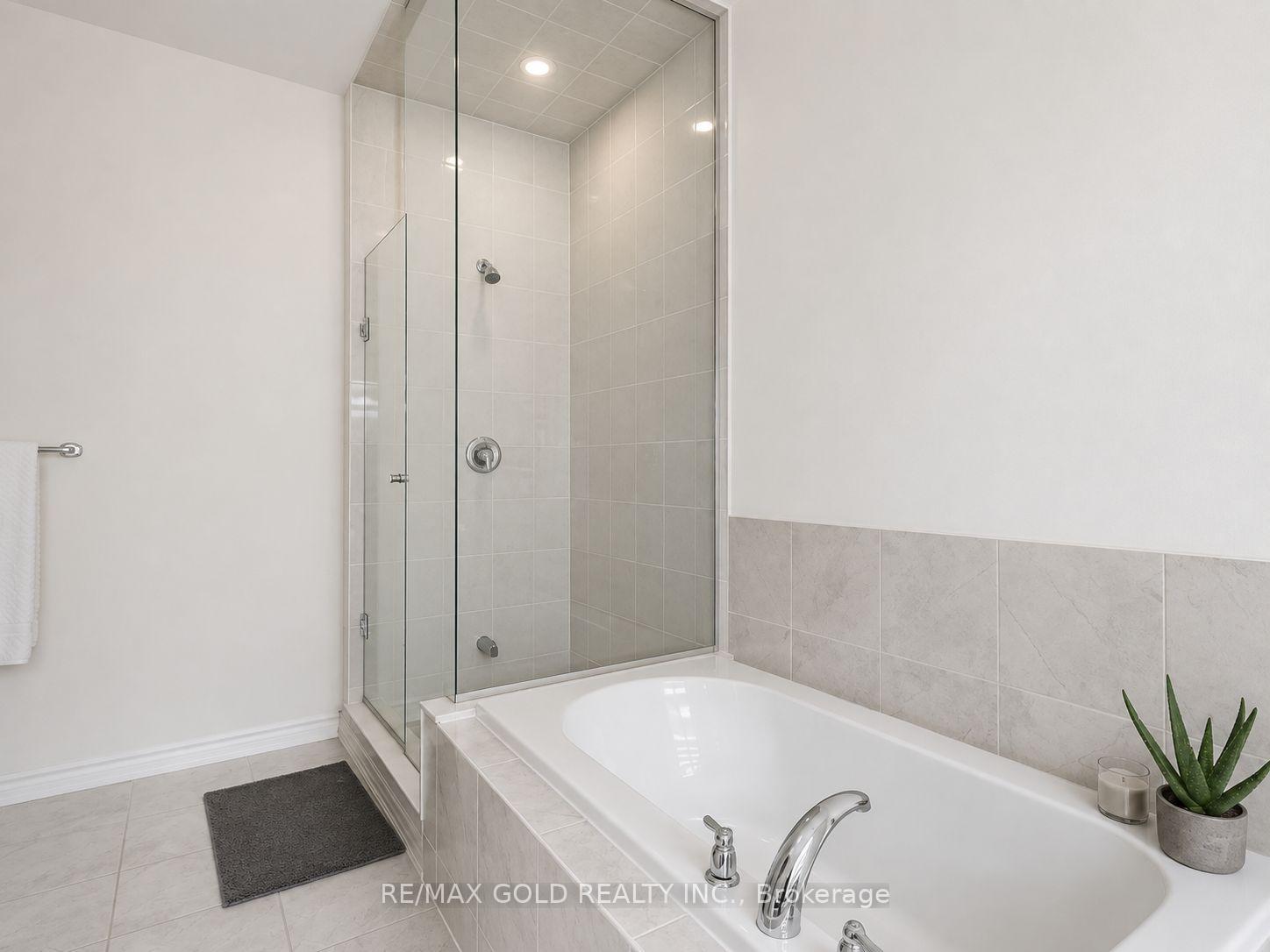 Photo 20 of 37 Peak Drive, Brampton, Credit Valley — HOMEH