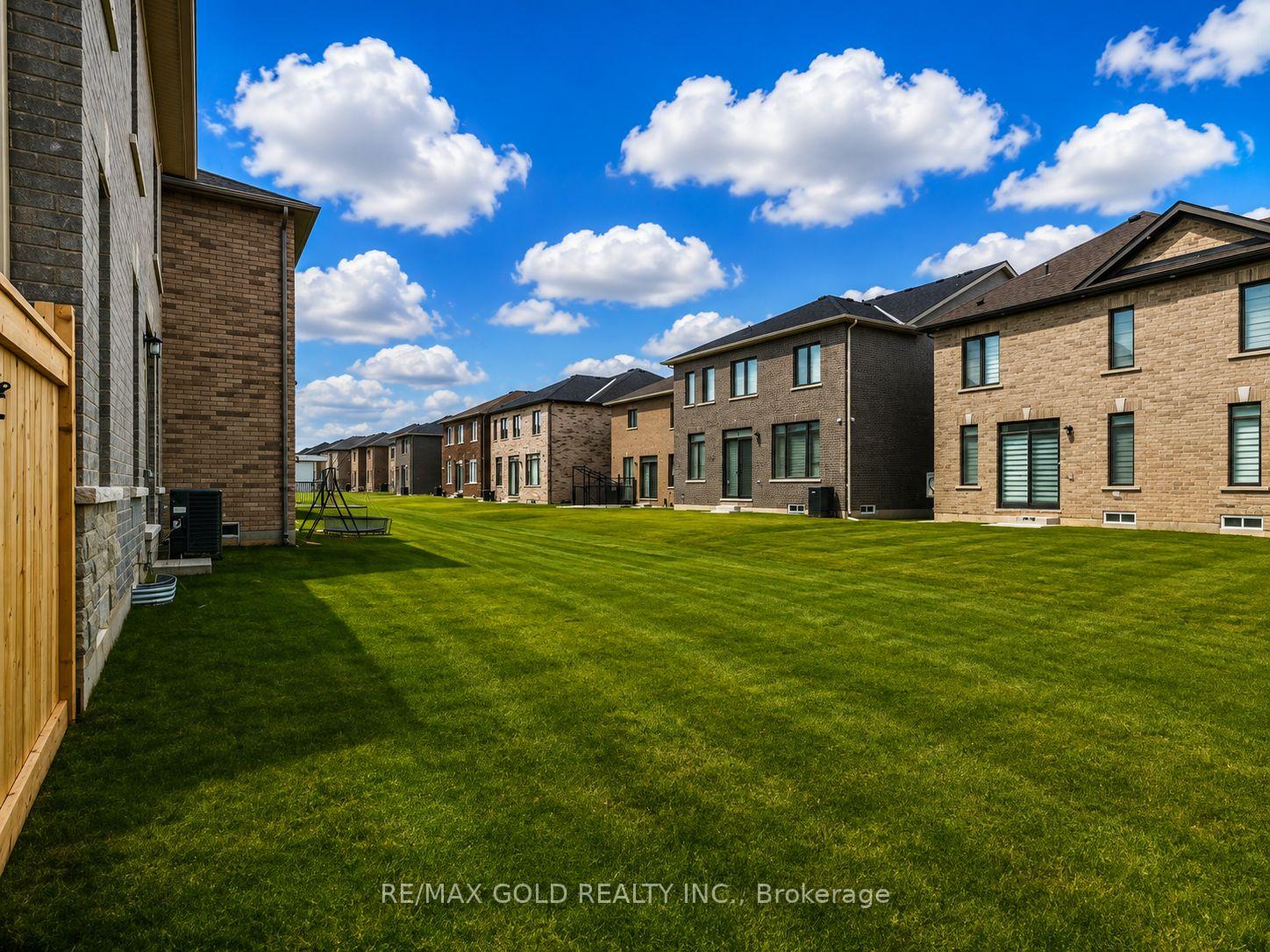 Photo 38 of 37 Peak Drive, Brampton, Credit Valley — HOMEH