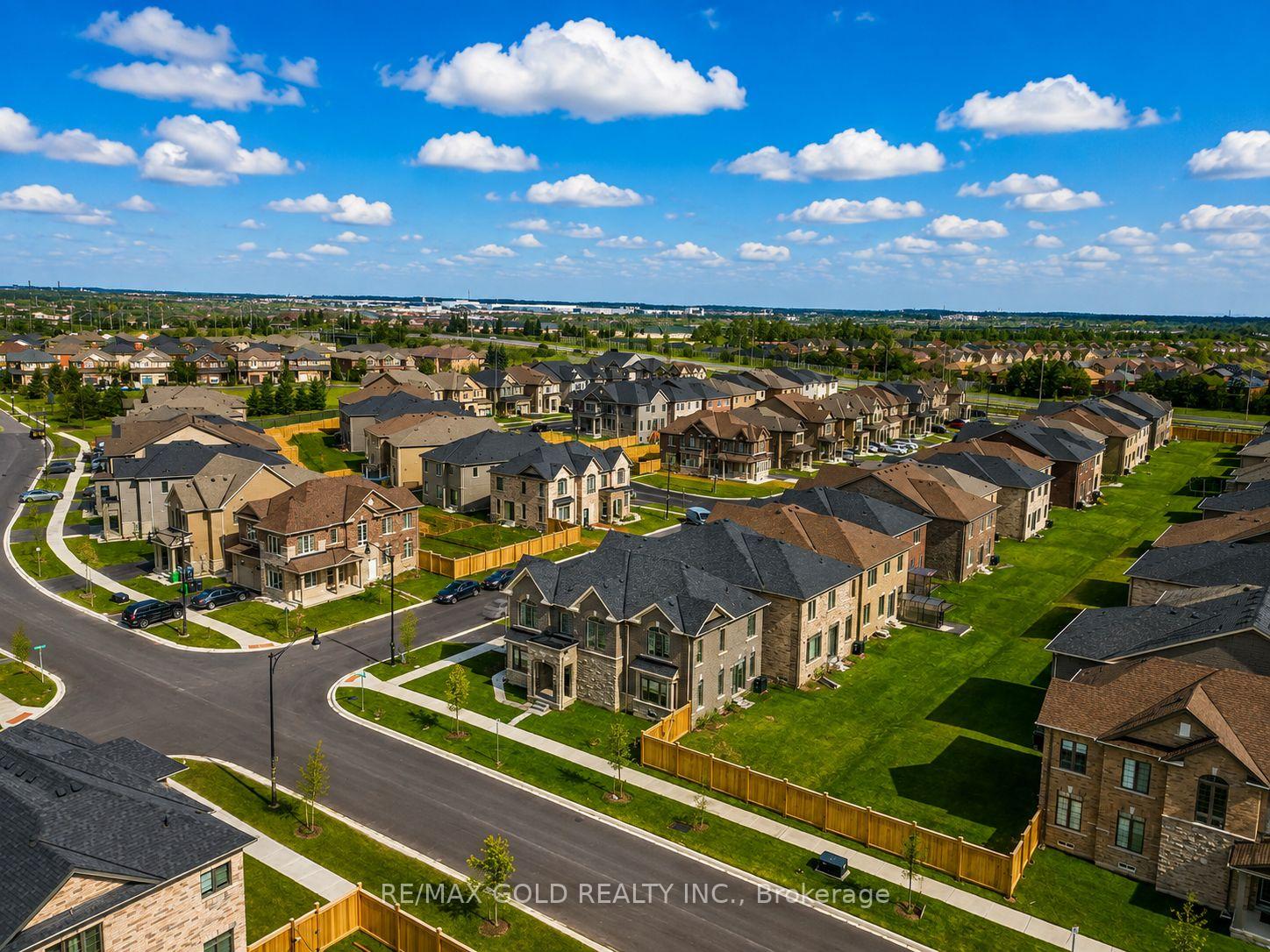 Photo 41 of 37 Peak Drive, Brampton, Credit Valley — HOMEH