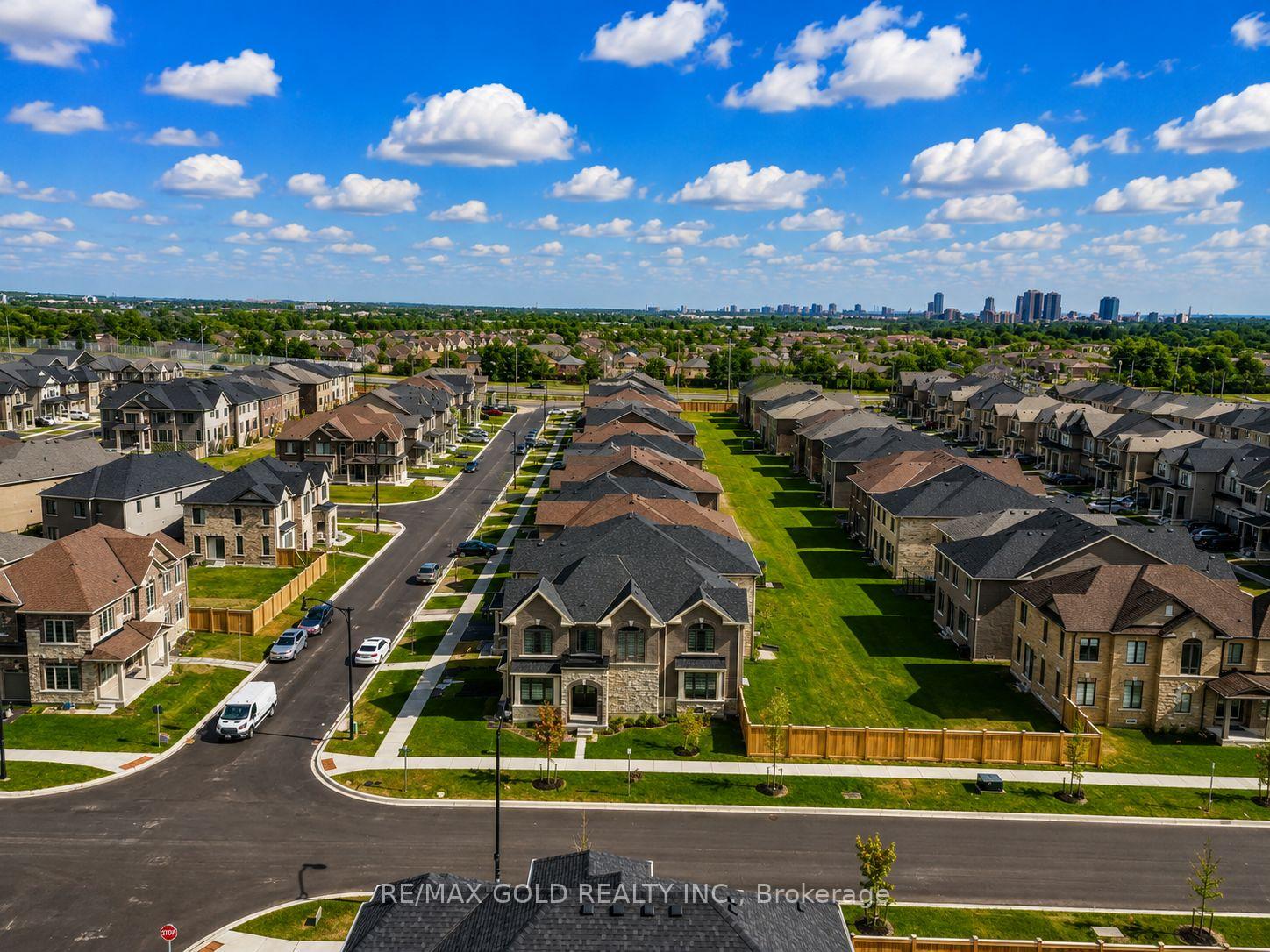Photo 42 of 37 Peak Drive, Brampton, Credit Valley — HOMEH
