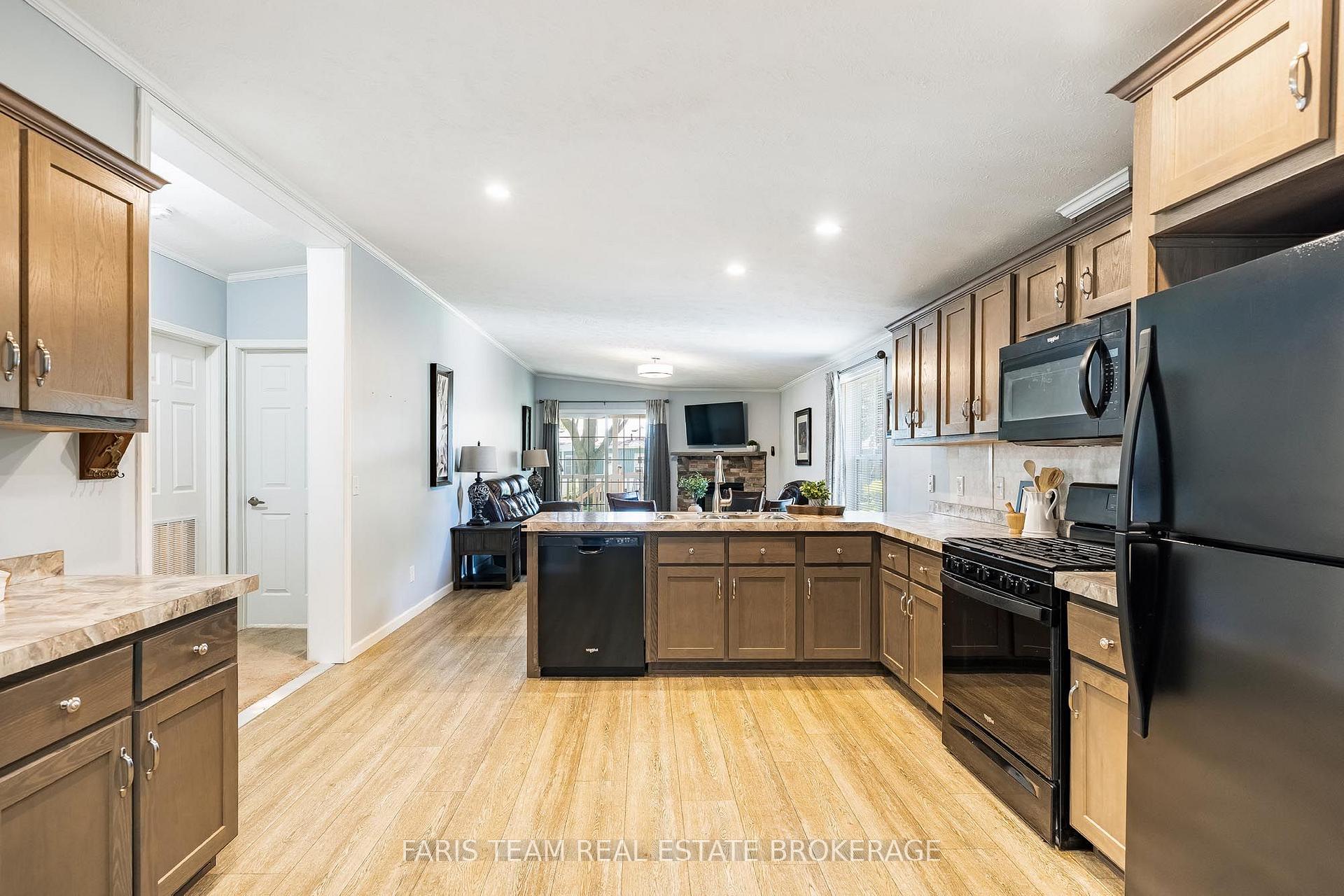 Photo 5 of 37 Hawthorne Drive, Innisfil, Rural Innisfil — HOMEH