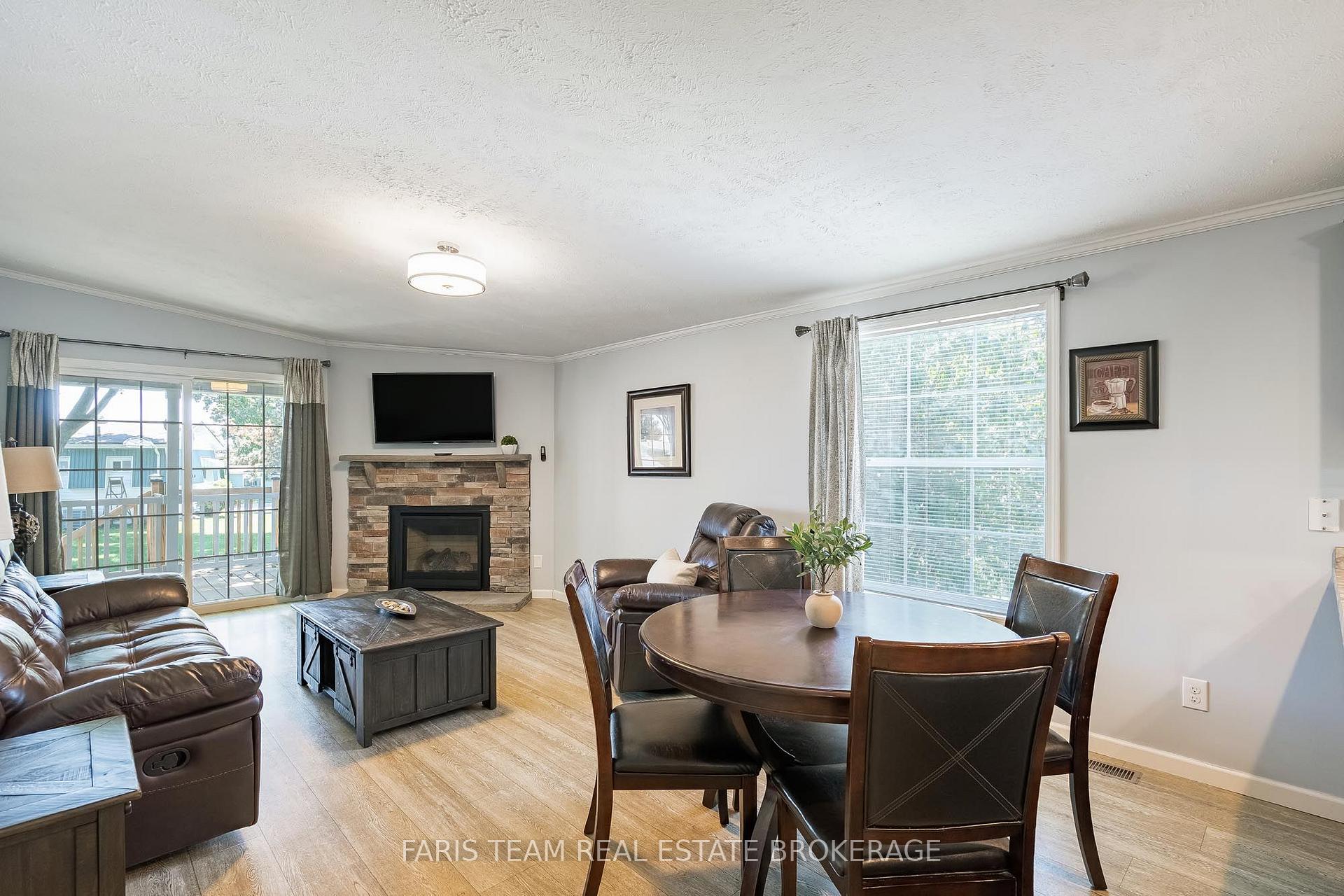 Photo 12 of 37 Hawthorne Drive, Innisfil, Rural Innisfil — HOMEH