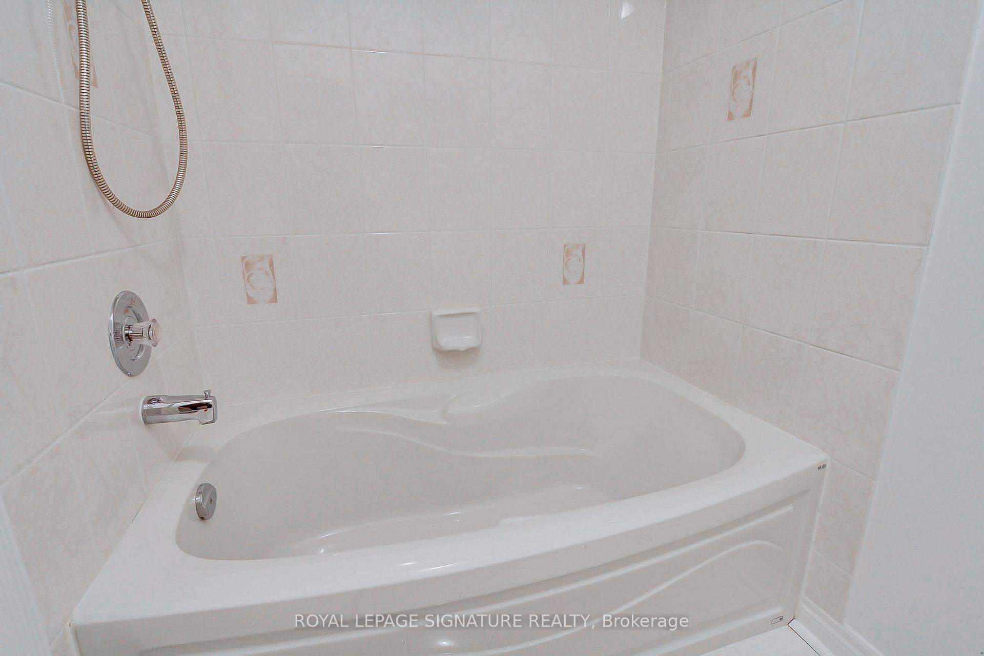Photo 9 of 70 Graydon Crescent, Richmond Hill, Bayview Hill — HOMEH