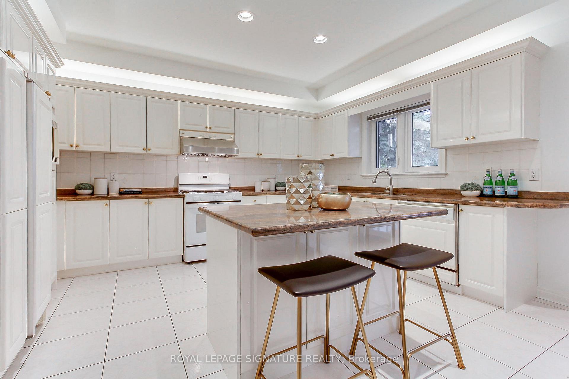 Photo 12 of 70 Graydon Crescent, Richmond Hill, Bayview Hill — HOMEH