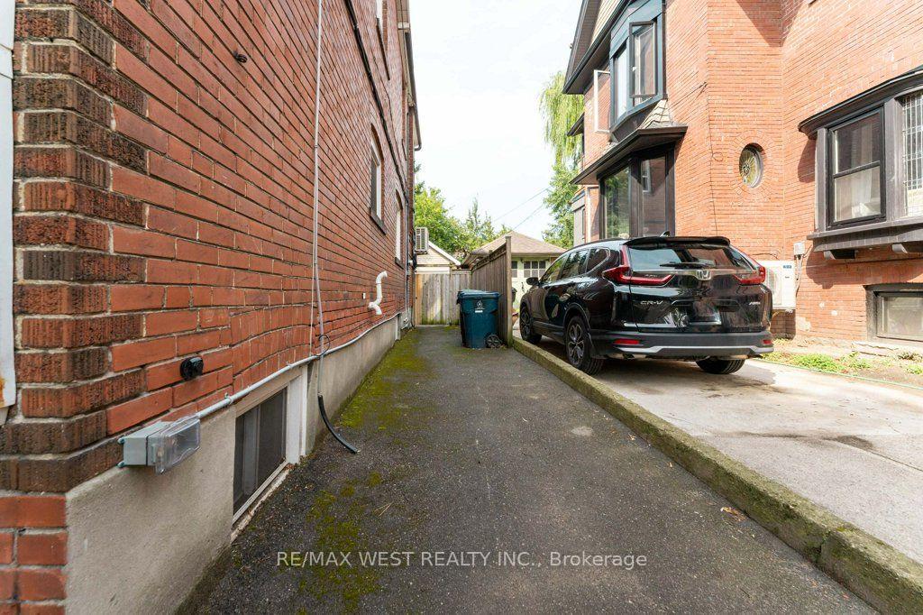 Photo 38 of 40 Delaware Avenue, Toronto, Palmerston-Little Italy — HOMEH