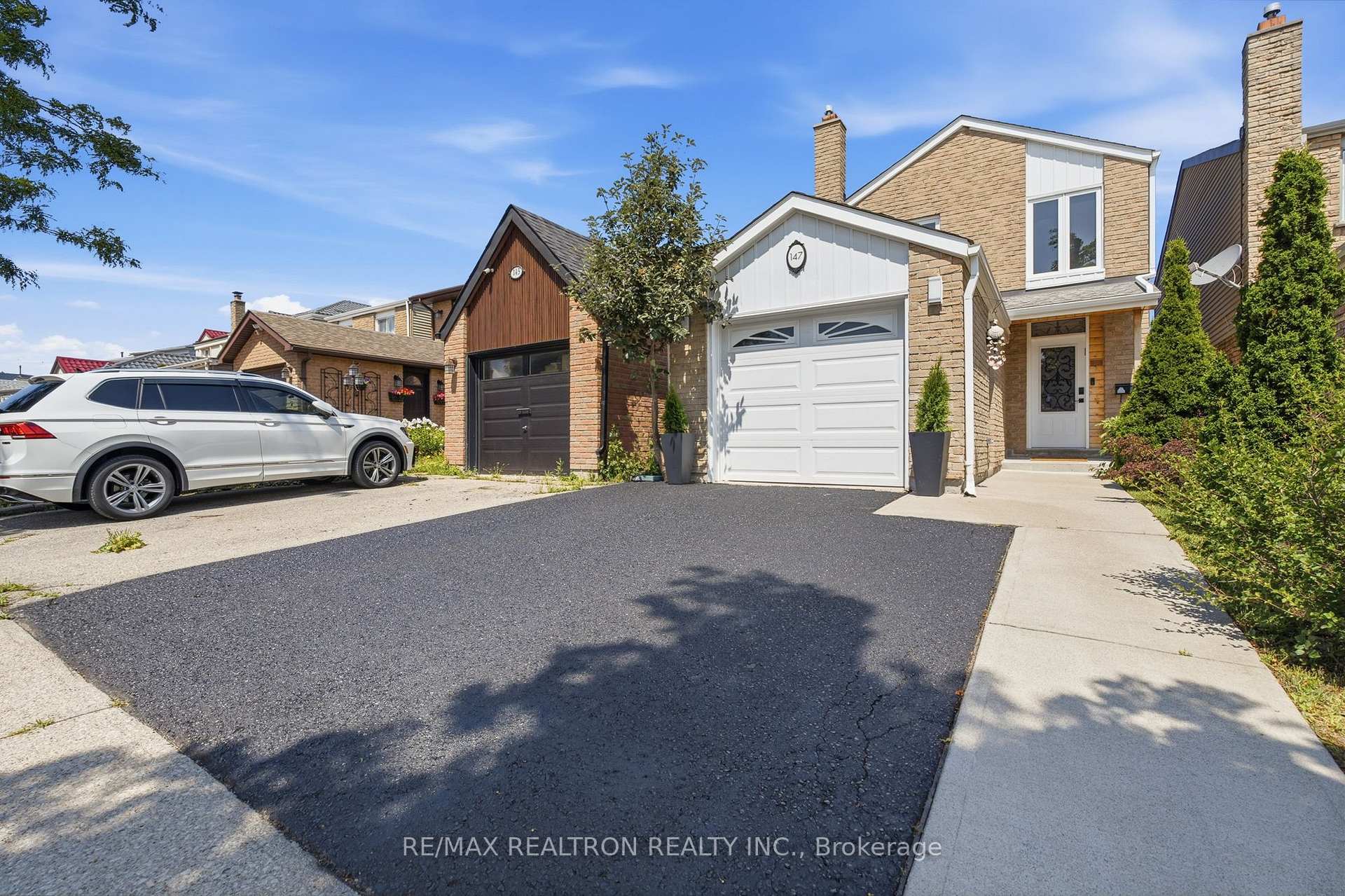 Photo 2 of 147 Spyglass Hill Road, Vaughan, Glen Shields — HOMEH