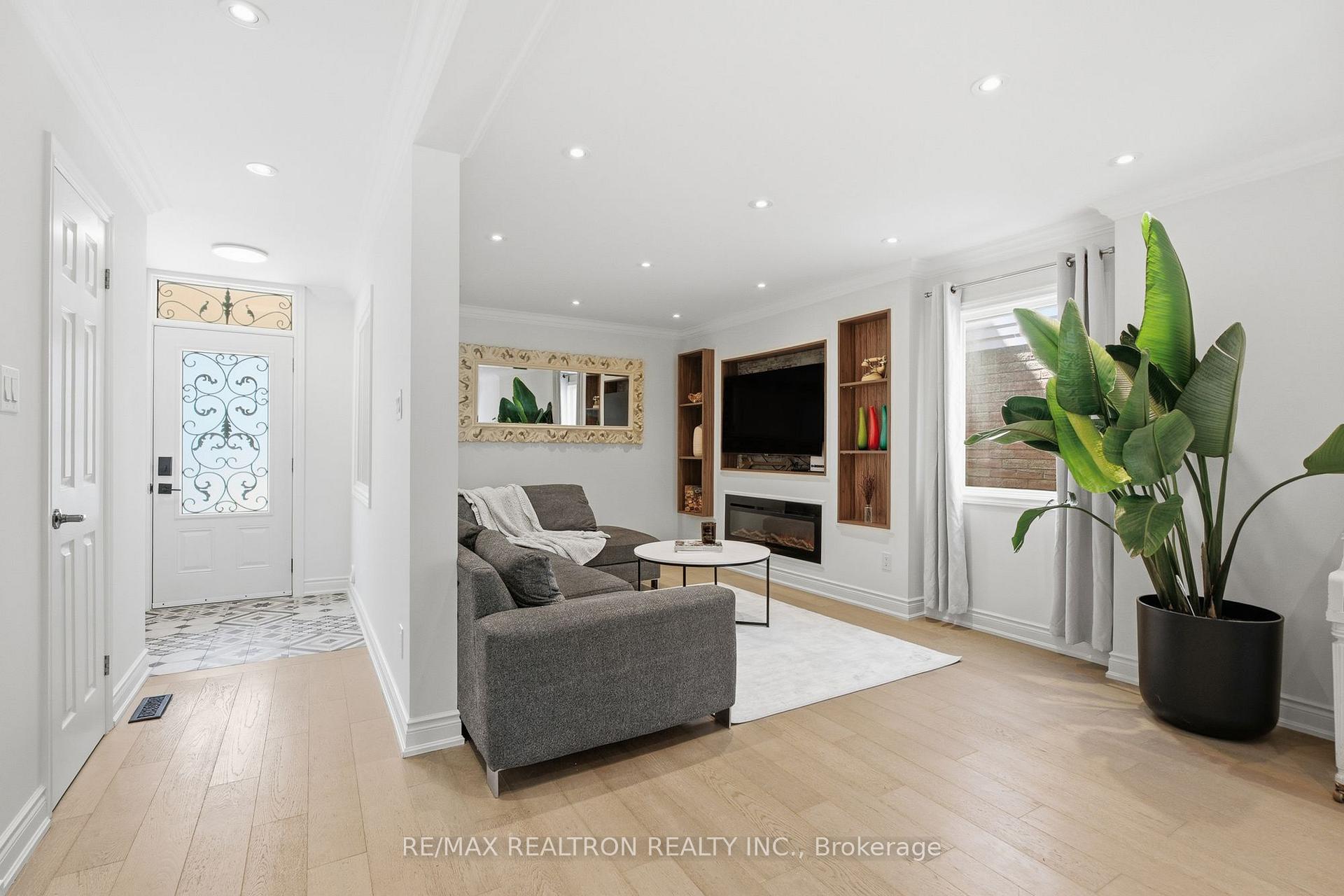 Photo 4 of 147 Spyglass Hill Road, Vaughan, Glen Shields — HOMEH
