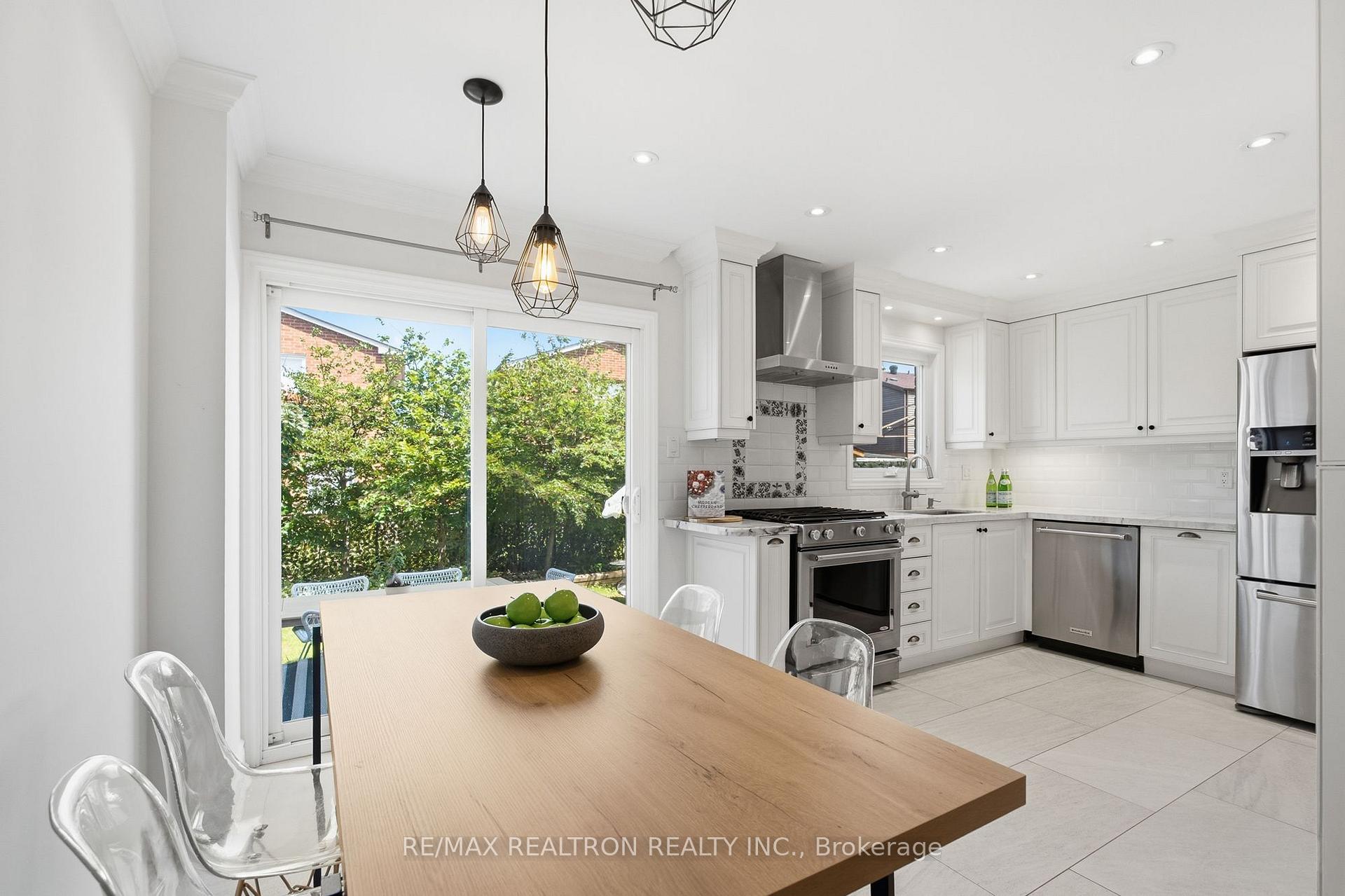Photo 7 of 147 Spyglass Hill Road, Vaughan, Glen Shields — HOMEH