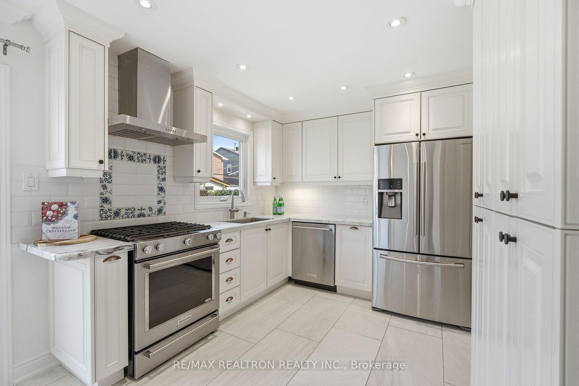 Photo 8 of 147 Spyglass Hill Road, Vaughan, Glen Shields — HOMEH