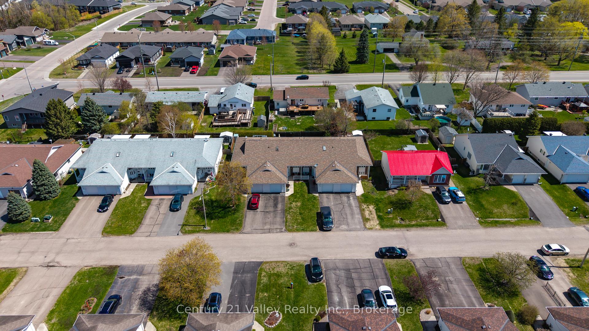 Photo 10 of 439 Mayhew Street, Renfrew, Renfrew — HOMEH