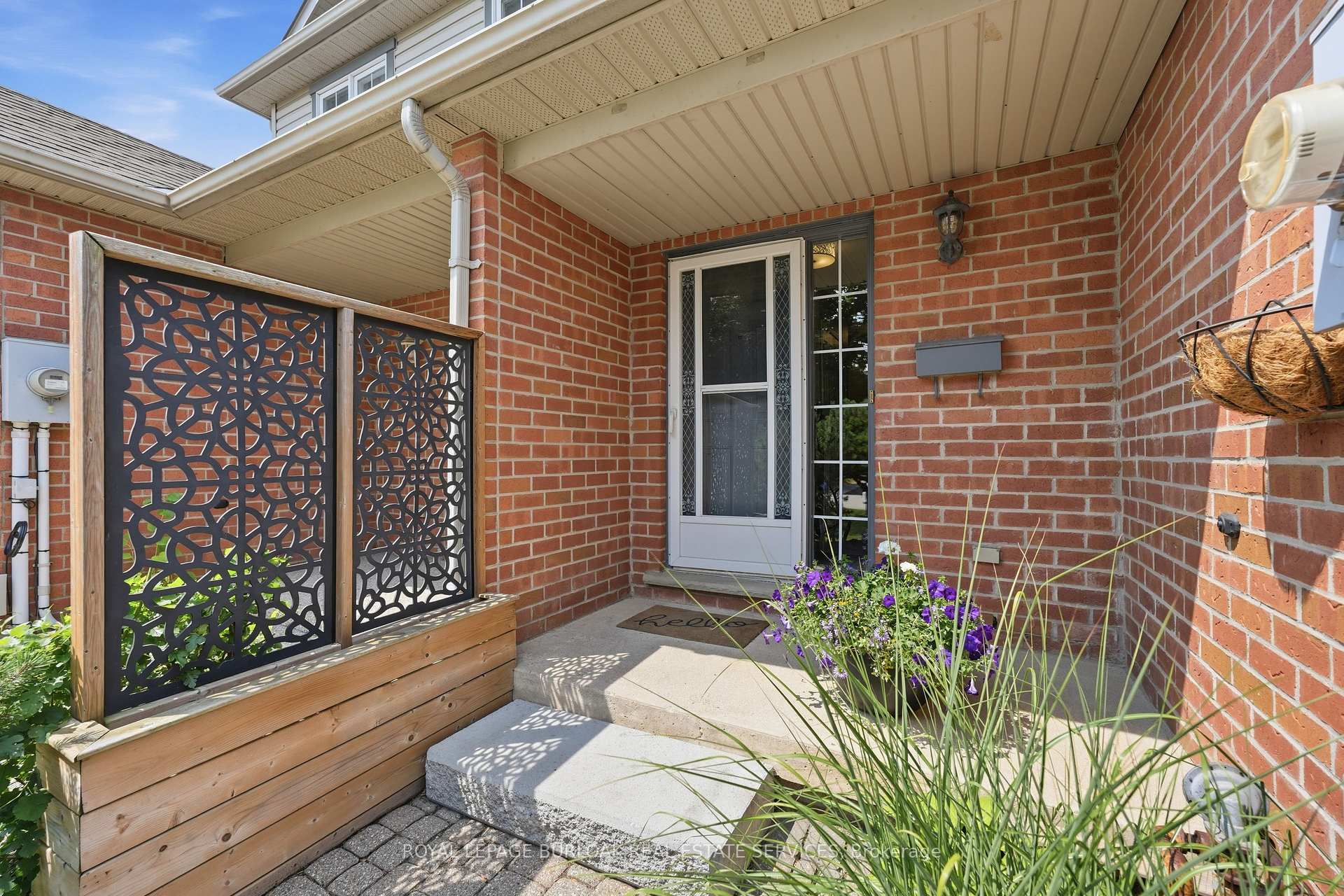 Photo 2 of 27 Bronte Court, Hamilton, Waterdown — HOMEH