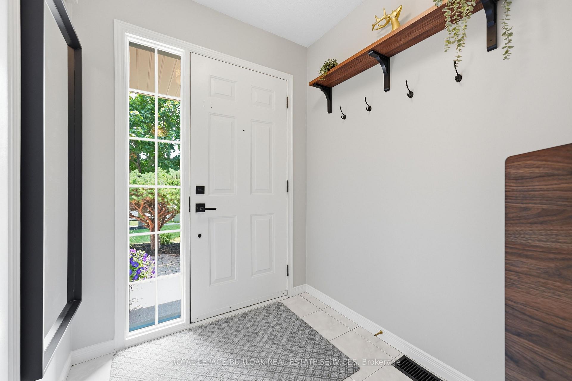 Photo 3 of 27 Bronte Court, Hamilton, Waterdown — HOMEH