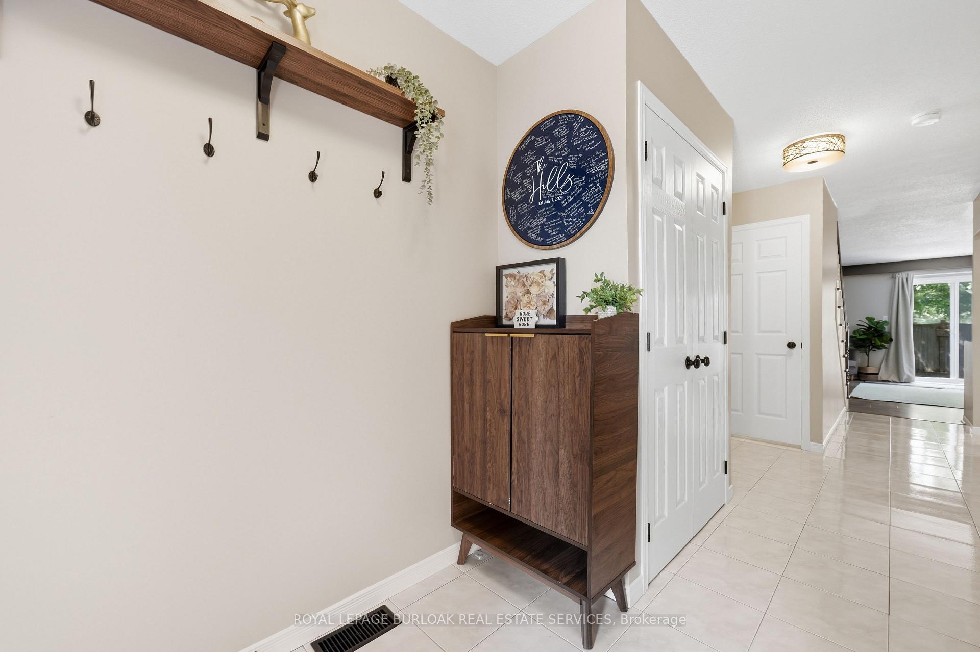 Photo 4 of 27 Bronte Court, Hamilton, Waterdown — HOMEH