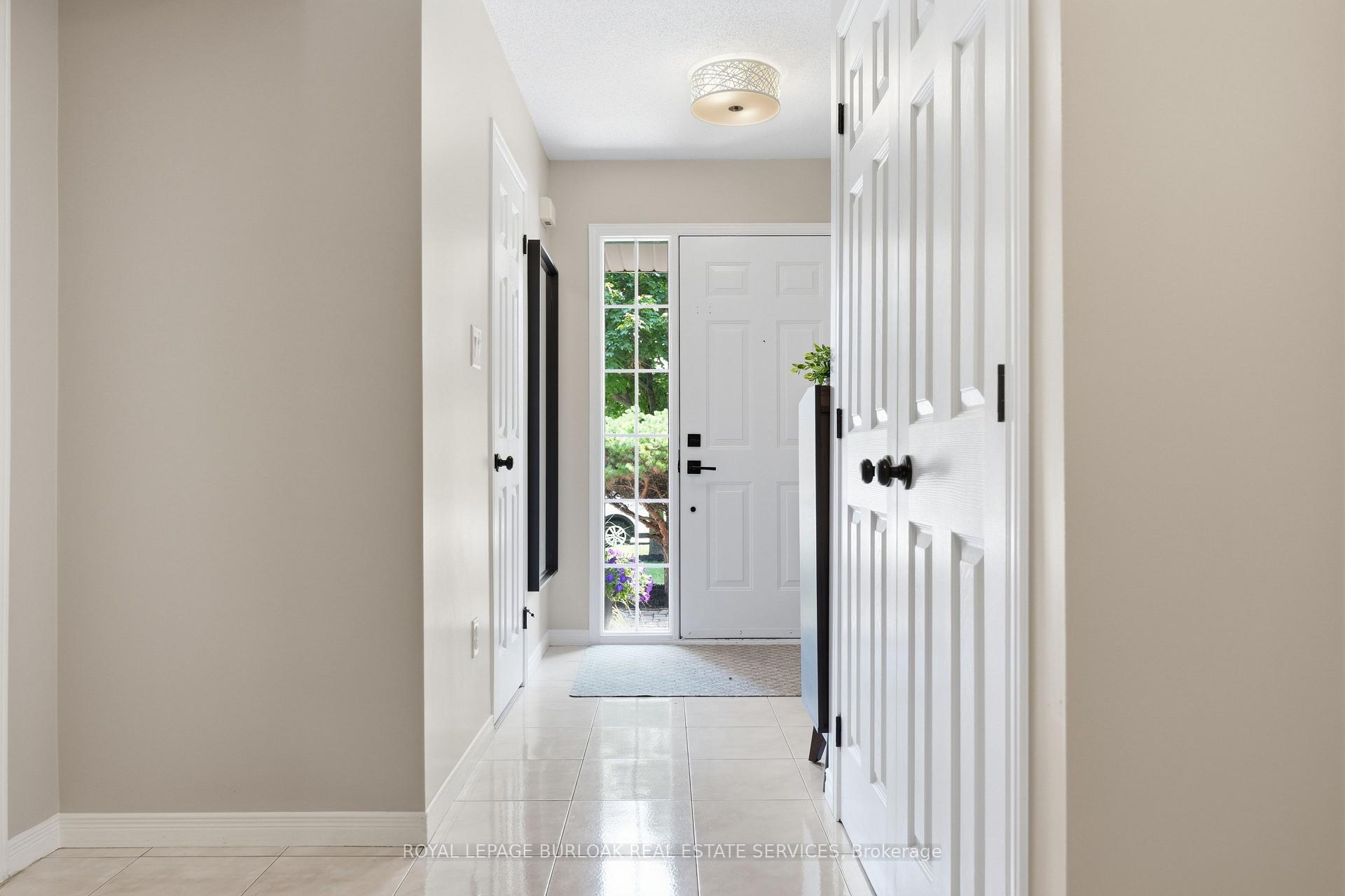 Photo 5 of 27 Bronte Court, Hamilton, Waterdown — HOMEH