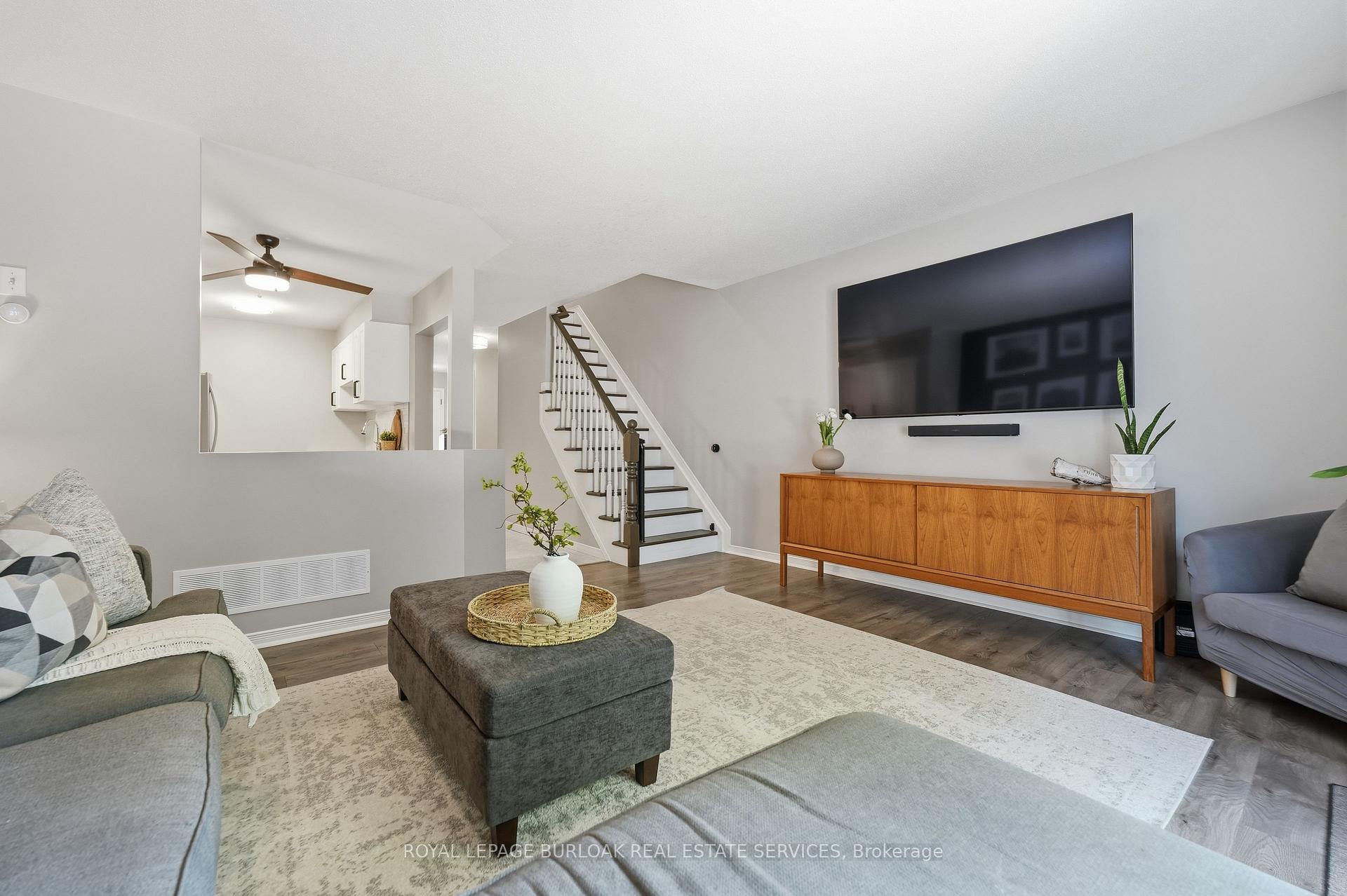 Photo 12 of 27 Bronte Court, Hamilton, Waterdown — HOMEH