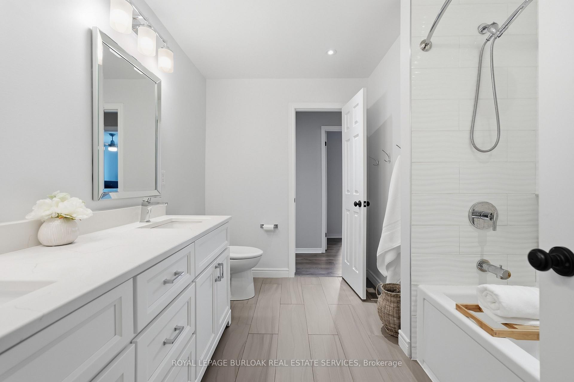 Photo 17 of 27 Bronte Court, Hamilton, Waterdown — HOMEH