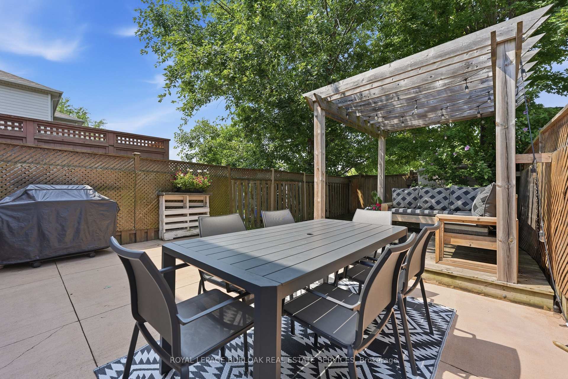 Photo 28 of 27 Bronte Court, Hamilton, Waterdown — HOMEH