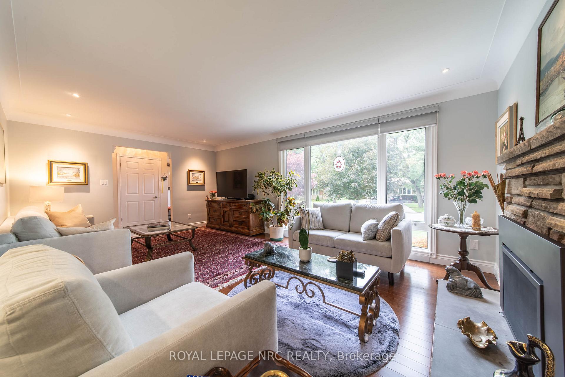 Photo 2 of 6954 Coach Drive, Niagara Falls, Dorchester — HOMEH