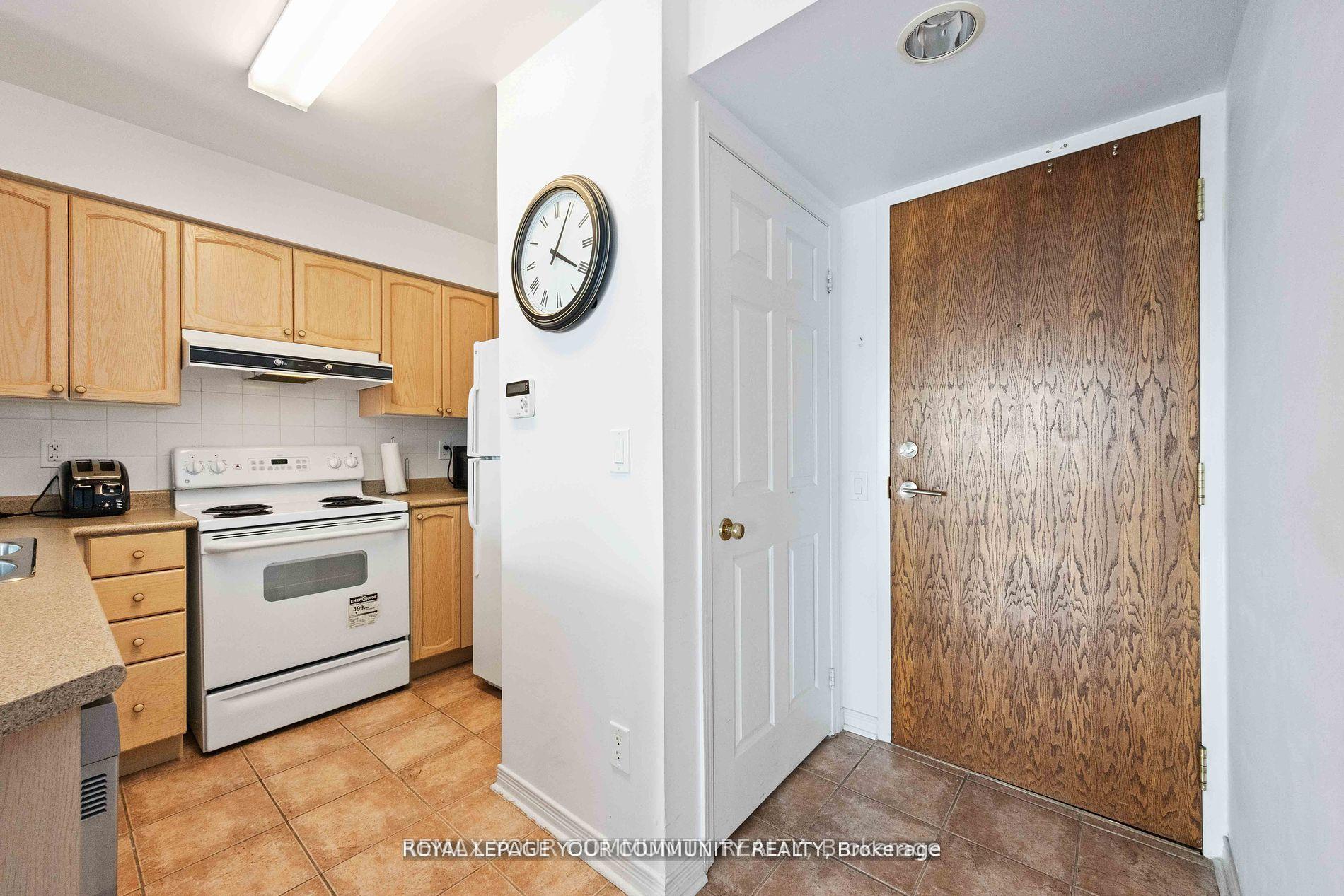 Photo 5 of Unit 909, 23 Oneida Crescent, Richmond Hill, Langstaff — HOMEH