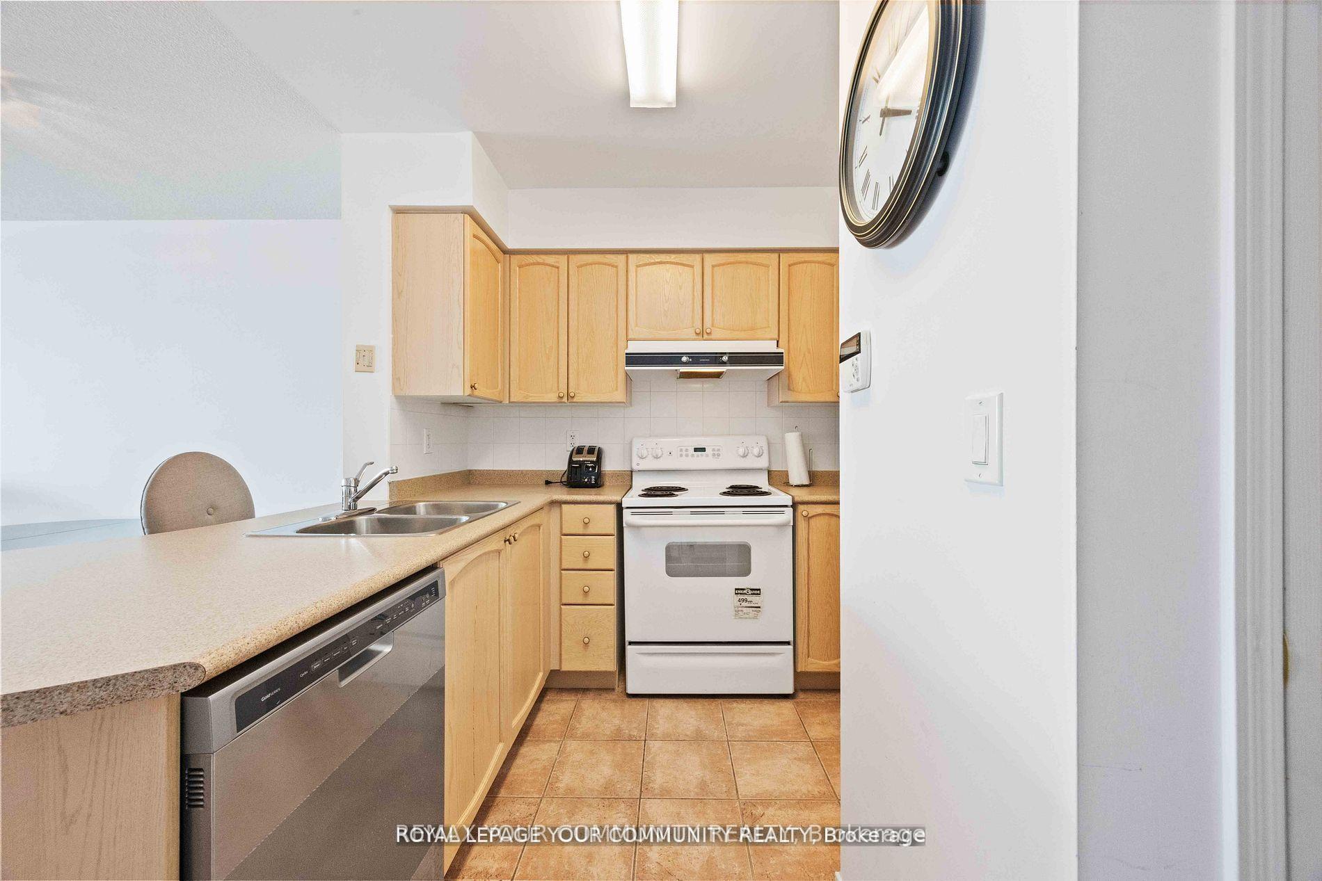 Photo 6 of Unit 909, 23 Oneida Crescent, Richmond Hill, Langstaff — HOMEH