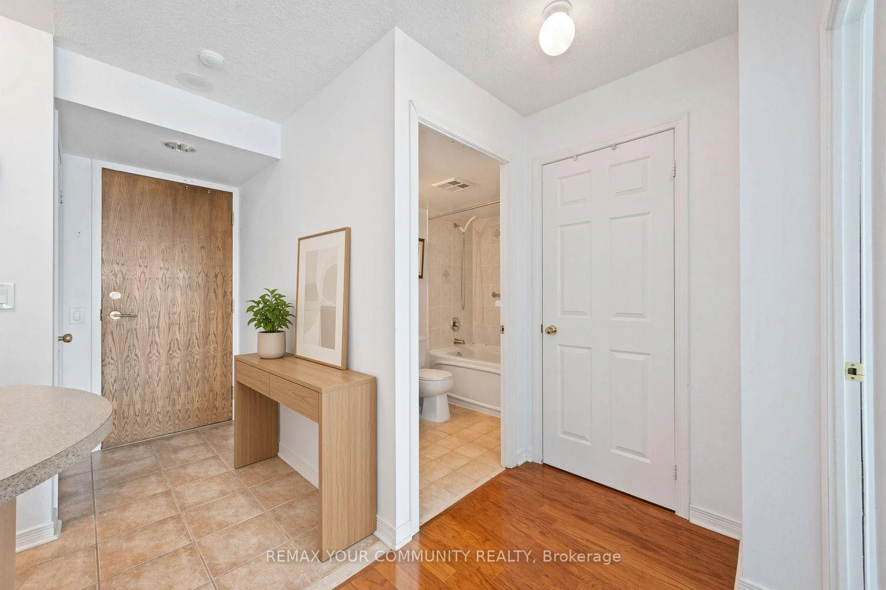 Photo 3 of Unit 909, 23 Oneida Crescent, Richmond Hill, Langstaff — HOMEH