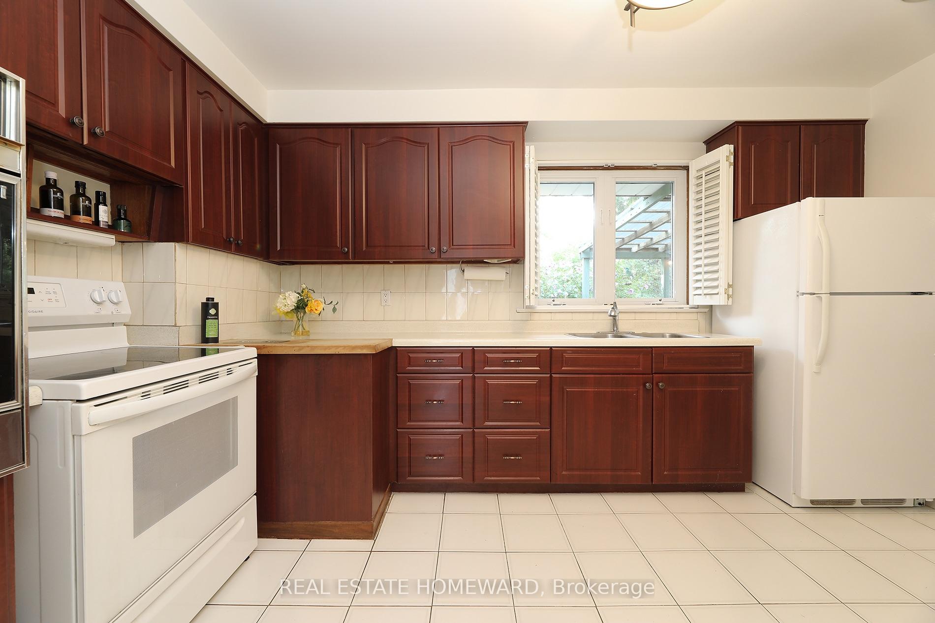 Photo 4 of 71 Gatesview Avenue, Scarborough, Scarborough Village — HOMEH