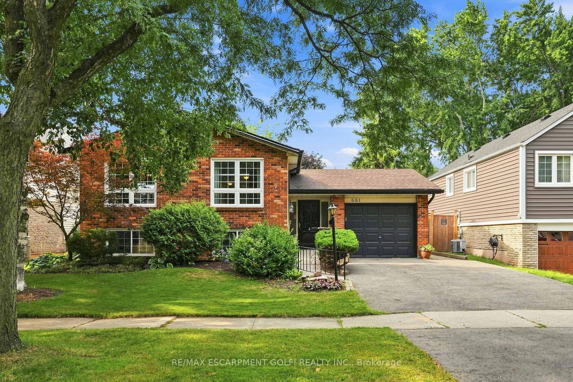 Photo 2 of 681 Empress Crescent, Burlington, Appleby — HOMEH