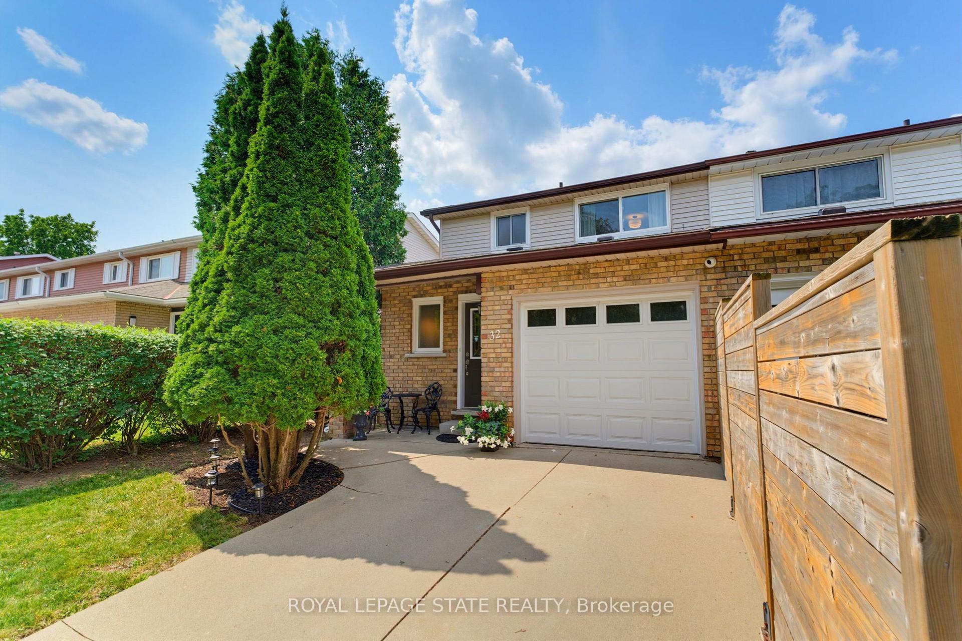 Photo 2 of 32 Silvervine Drive, Hamilton, Stoney Creek — HOMEH
