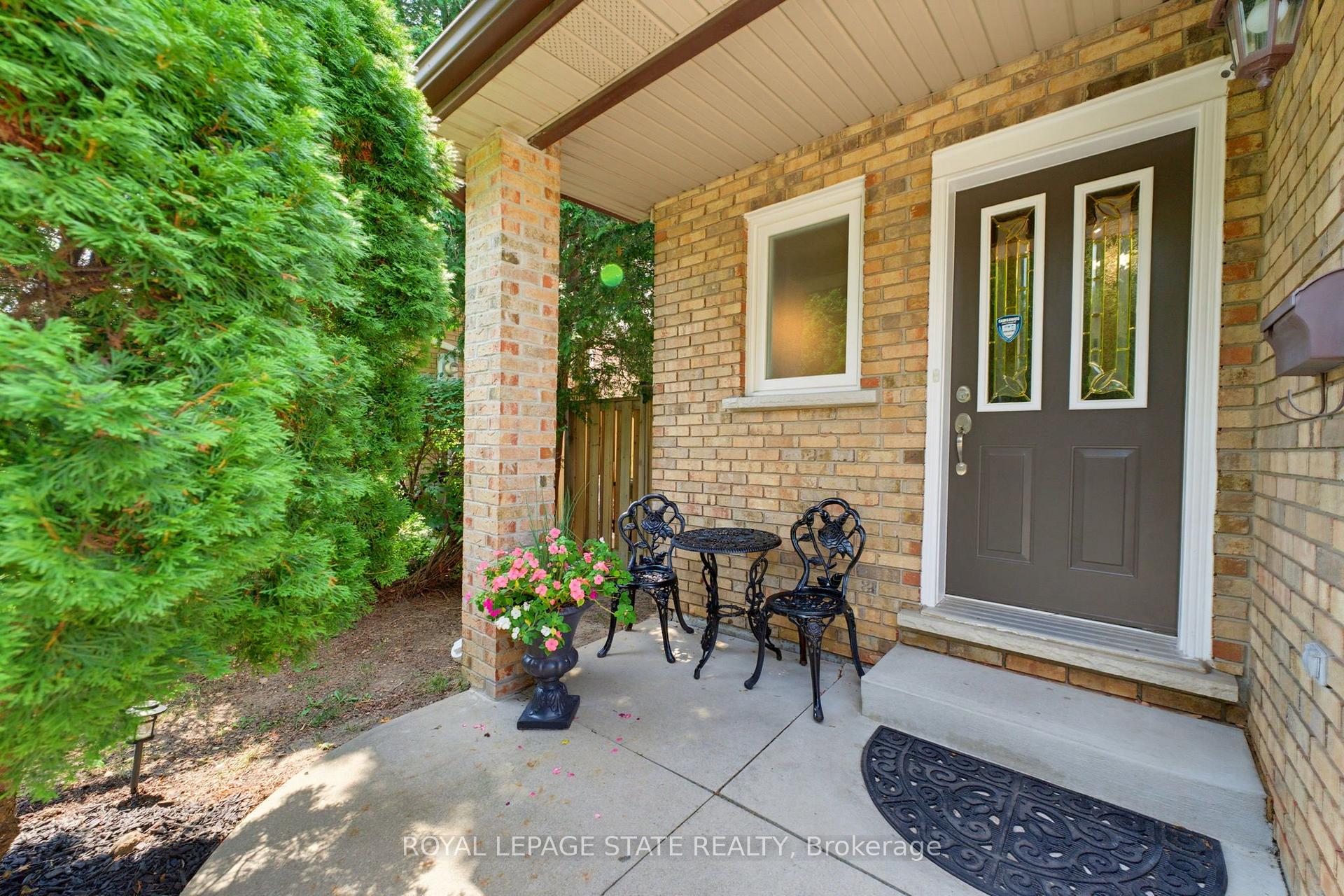 Photo 3 of 32 Silvervine Drive, Hamilton, Stoney Creek — HOMEH