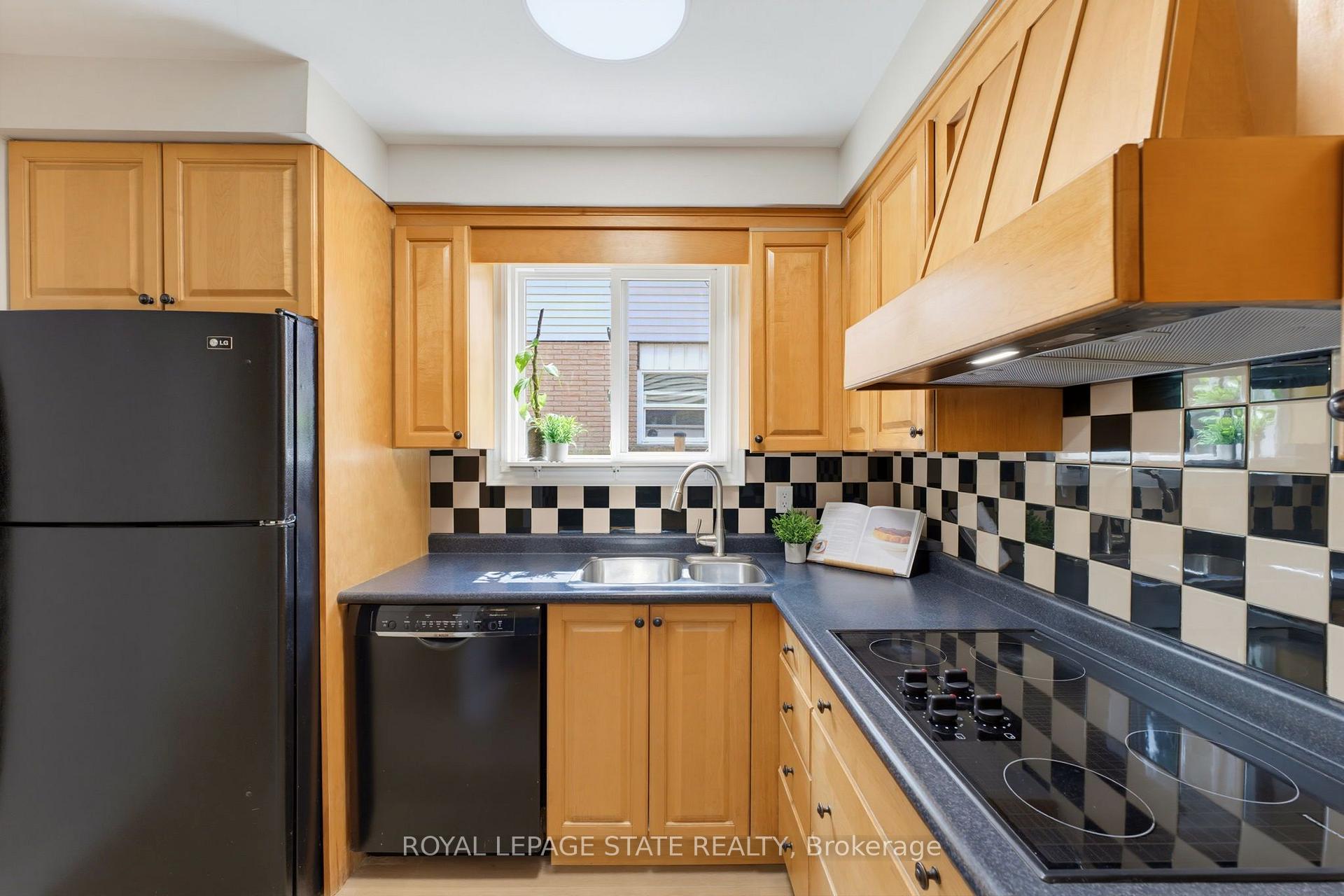 Photo 9 of 32 Silvervine Drive, Hamilton, Stoney Creek — HOMEH