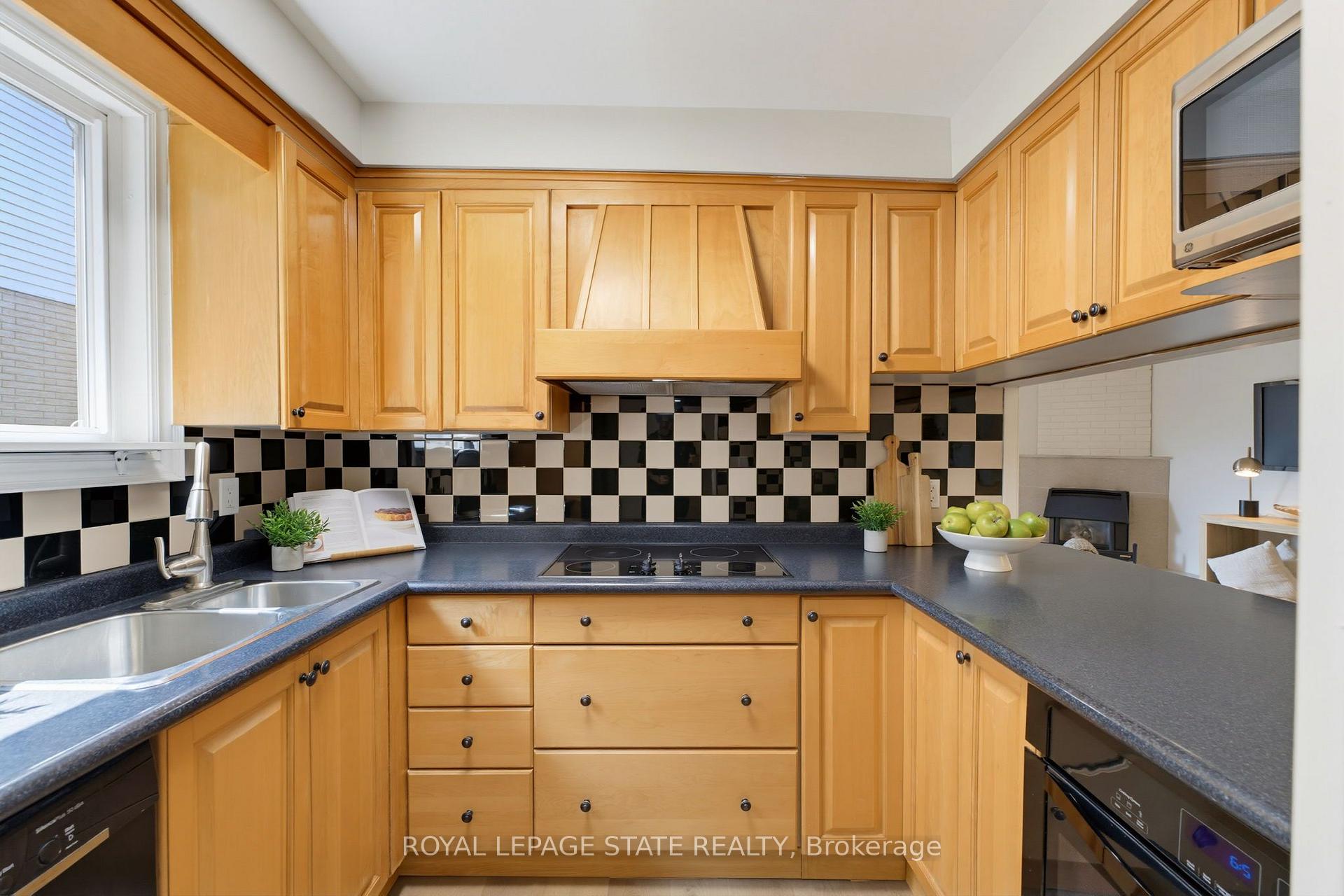 Photo 12 of 32 Silvervine Drive, Hamilton, Stoney Creek — HOMEH