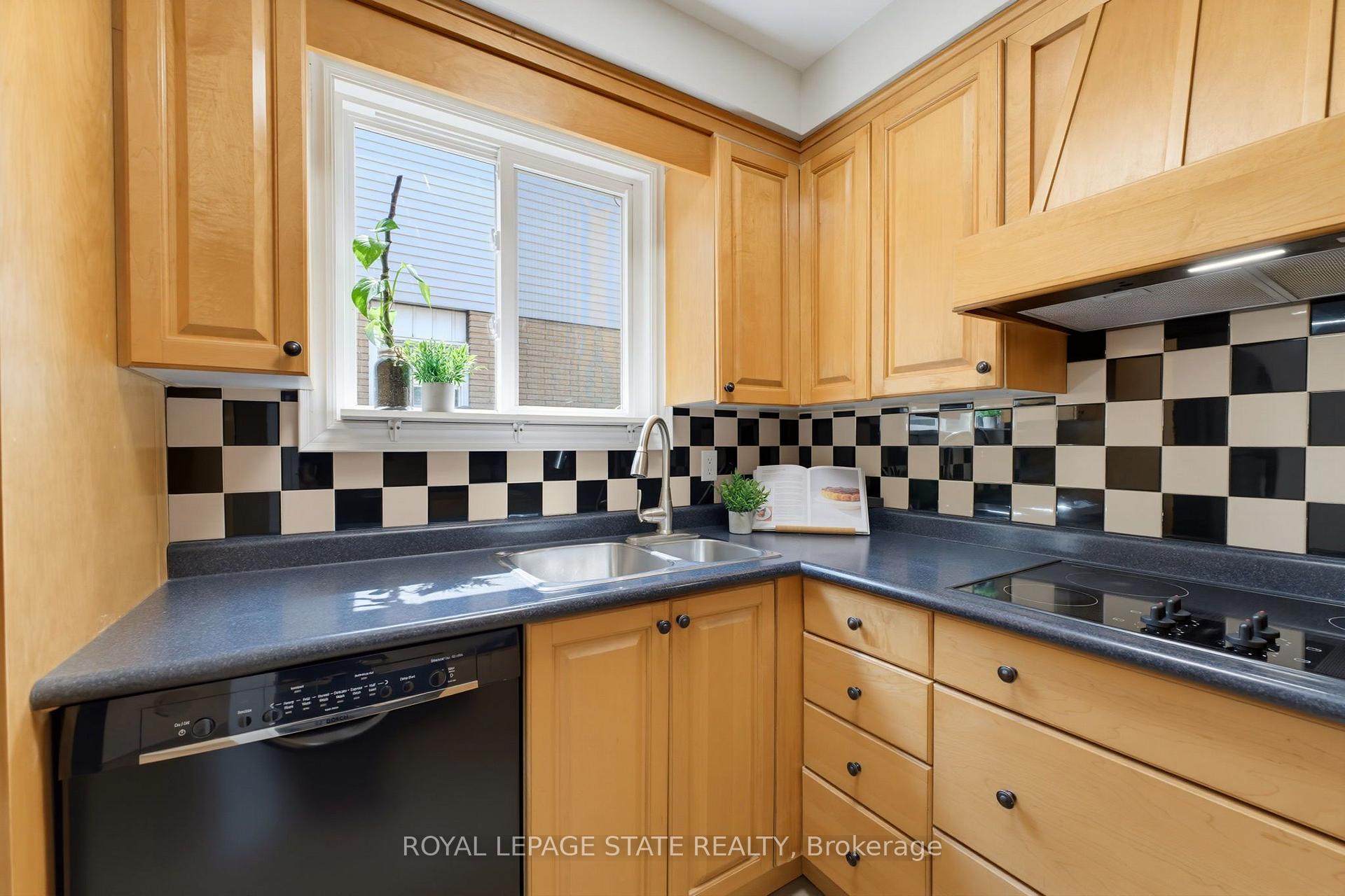 Photo 13 of 32 Silvervine Drive, Hamilton, Stoney Creek — HOMEH