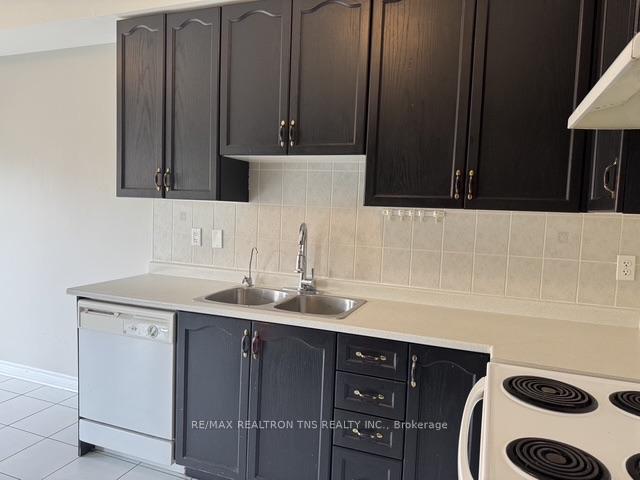 Photo 5 of 34 Millwright Avenue, Richmond Hill, Oak Ridges Lake Wilcox — HOMEH