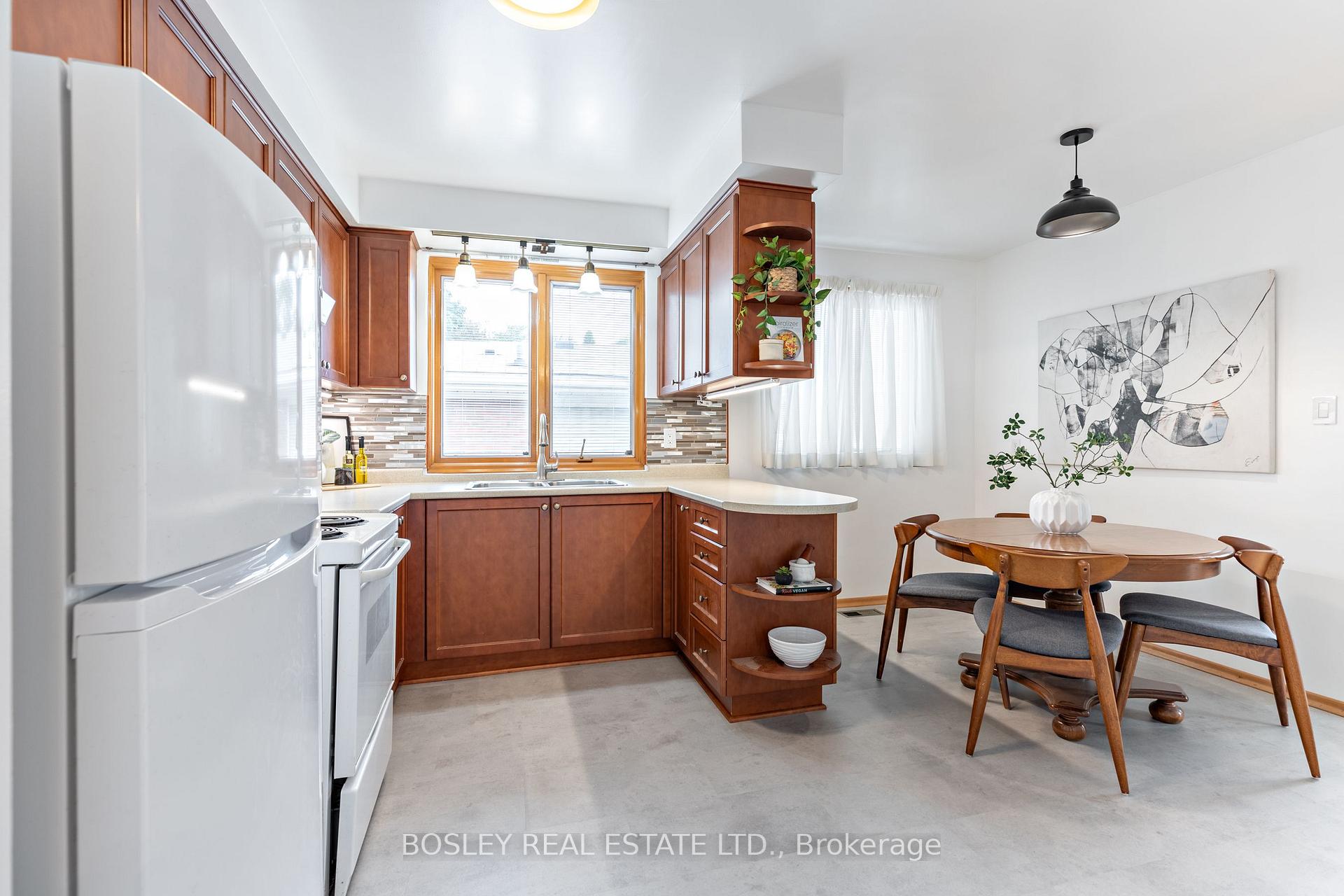 Photo 8 of 6 Cheyenne Drive, Scarborough, Woburn — HOMEH