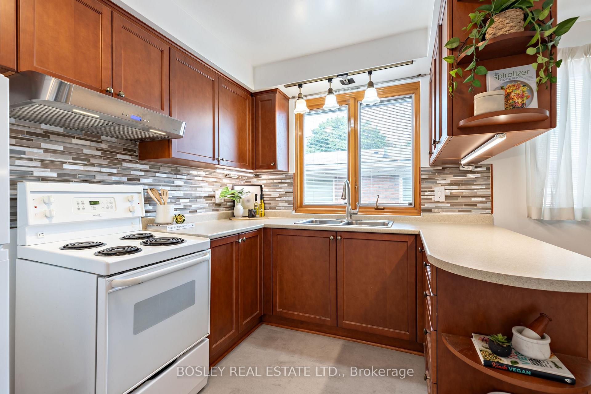 Photo 9 of 6 Cheyenne Drive, Scarborough, Woburn — HOMEH