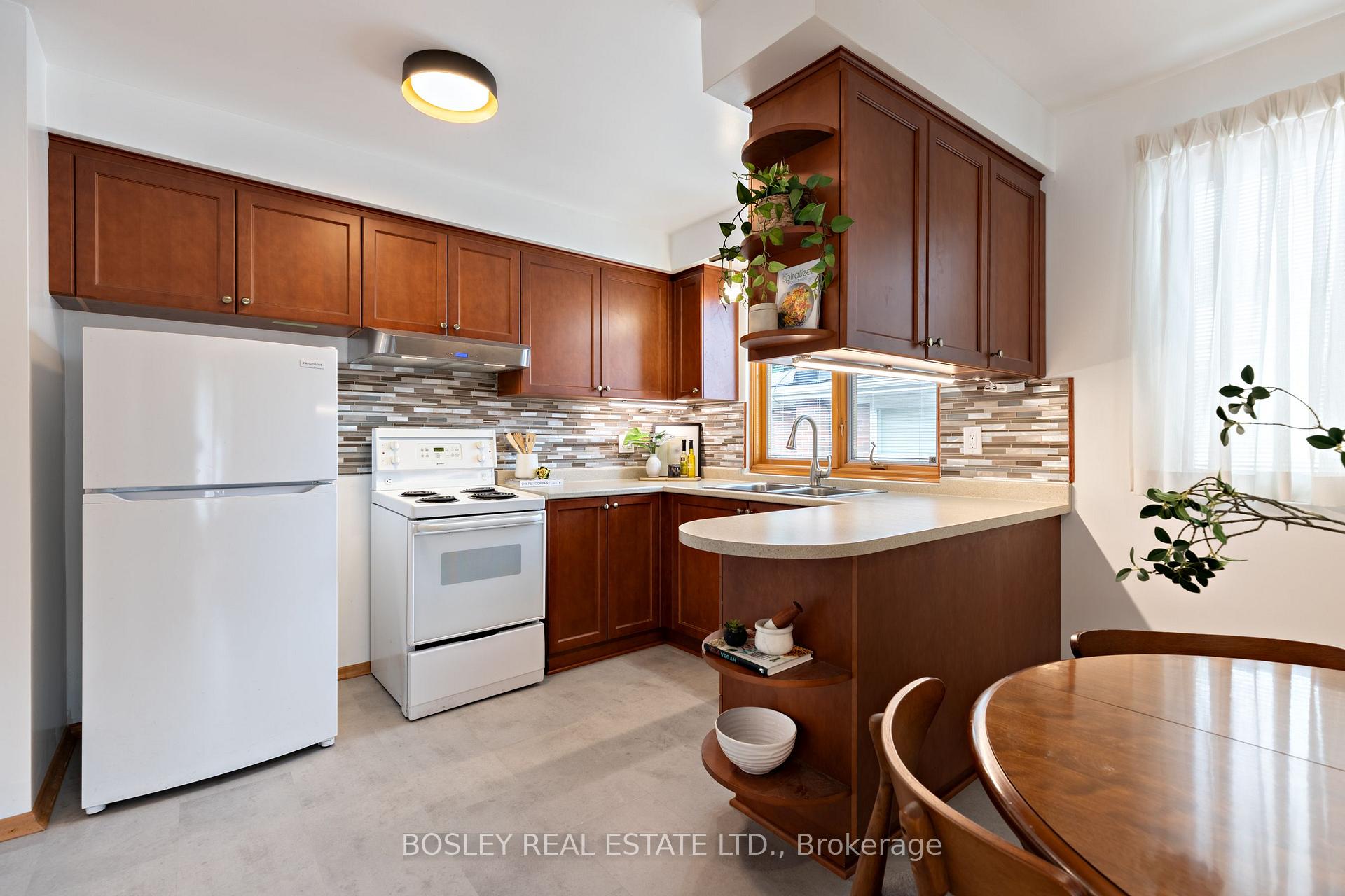 Photo 10 of 6 Cheyenne Drive, Scarborough, Woburn — HOMEH