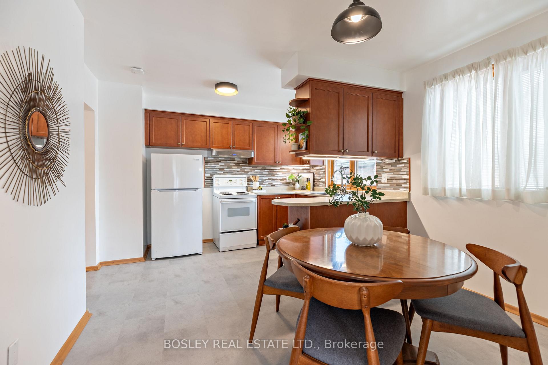 Photo 11 of 6 Cheyenne Drive, Scarborough, Woburn — HOMEH