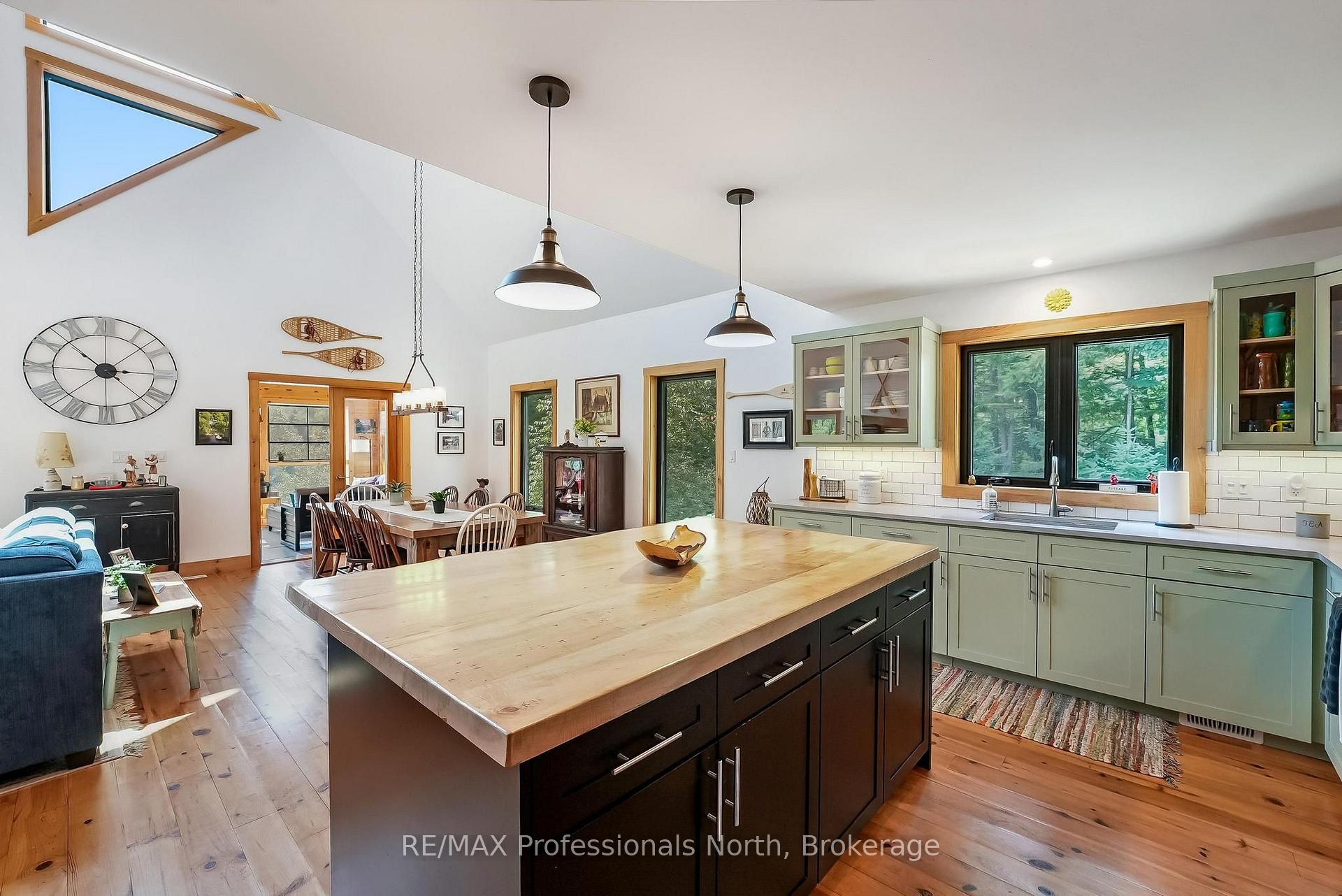 Photo 9 of 1333 Nestle Trail, Highlands East, Glamorgan — HOMEH