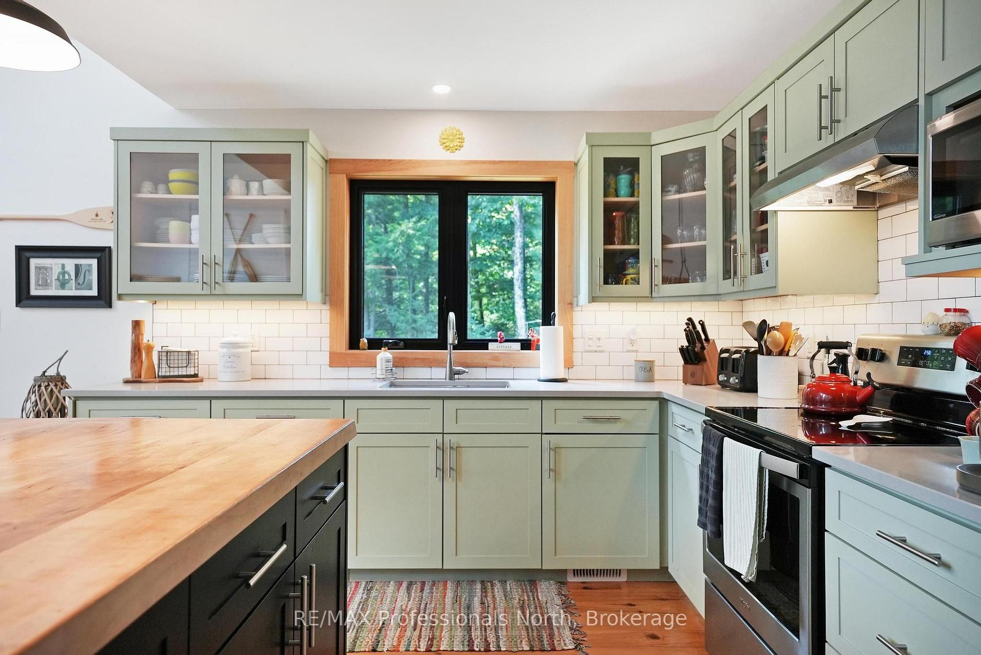 Photo 10 of 1333 Nestle Trail, Highlands East, Glamorgan — HOMEH