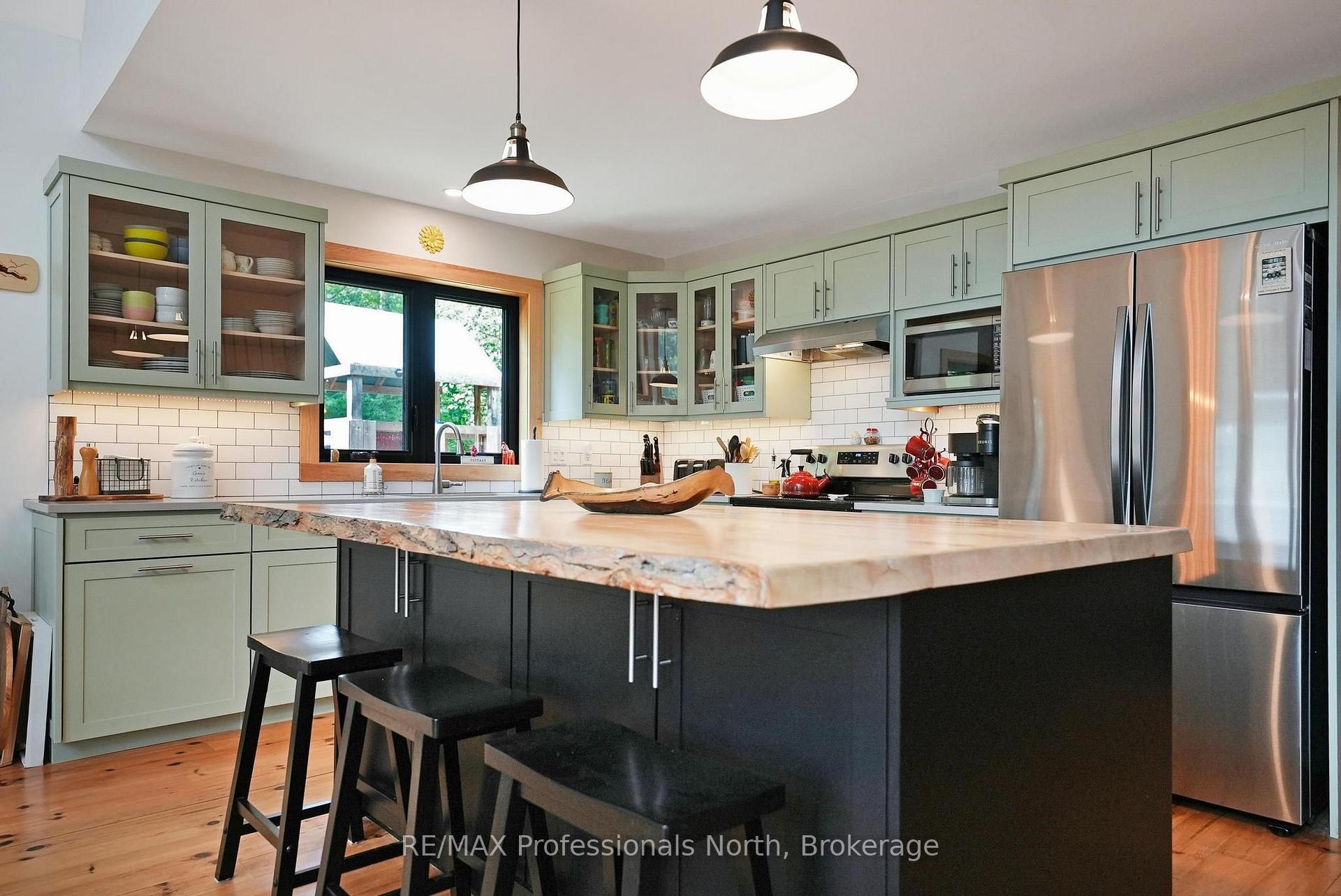 Photo 11 of 1333 Nestle Trail, Highlands East, Glamorgan — HOMEH