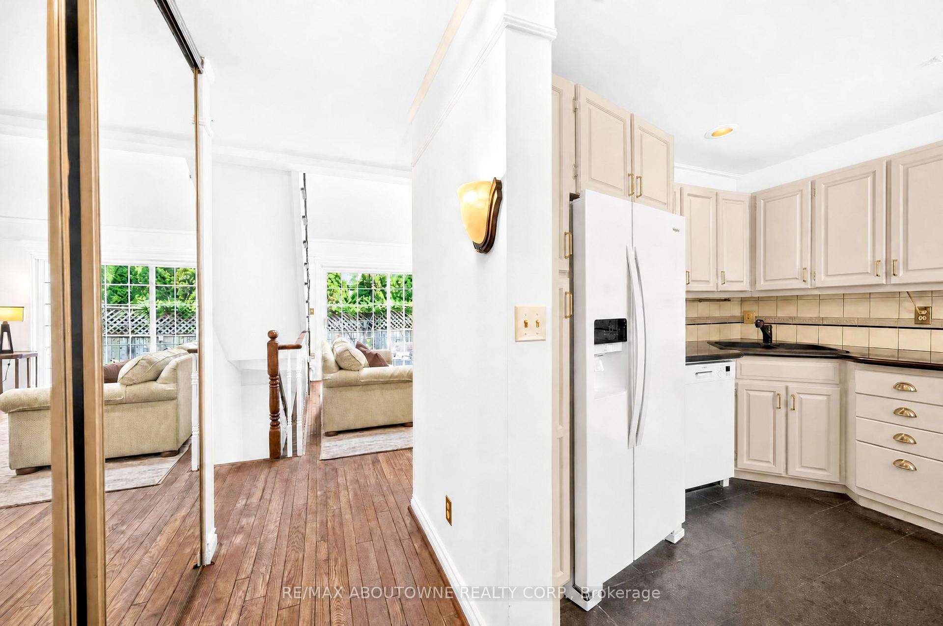 Photo 4 of 461 Blathwayte Lane, Burlington, Brant — HOMEH