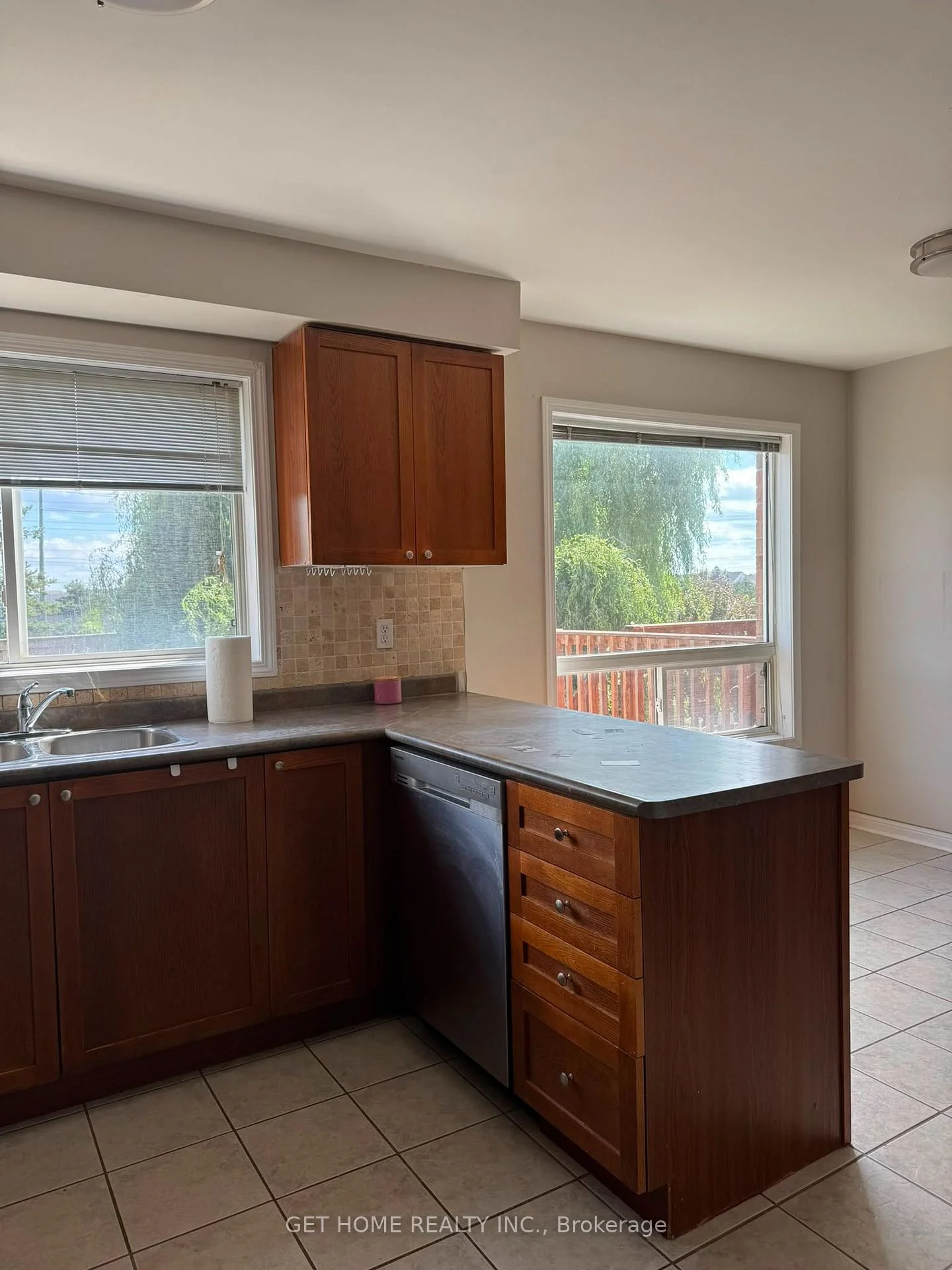 Photo 11 of Unit Main, 76 Dunlop Court, Brampton, Fletcher's Meadow — HOMEH