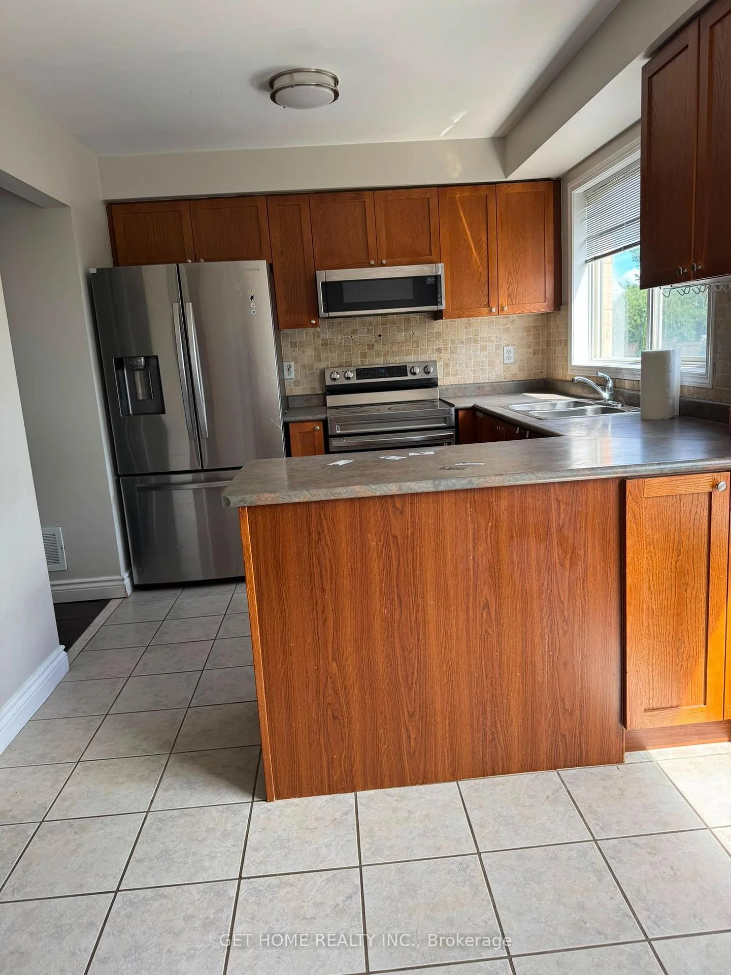 Photo 13 of Unit Main, 76 Dunlop Court, Brampton, Fletcher's Meadow — HOMEH