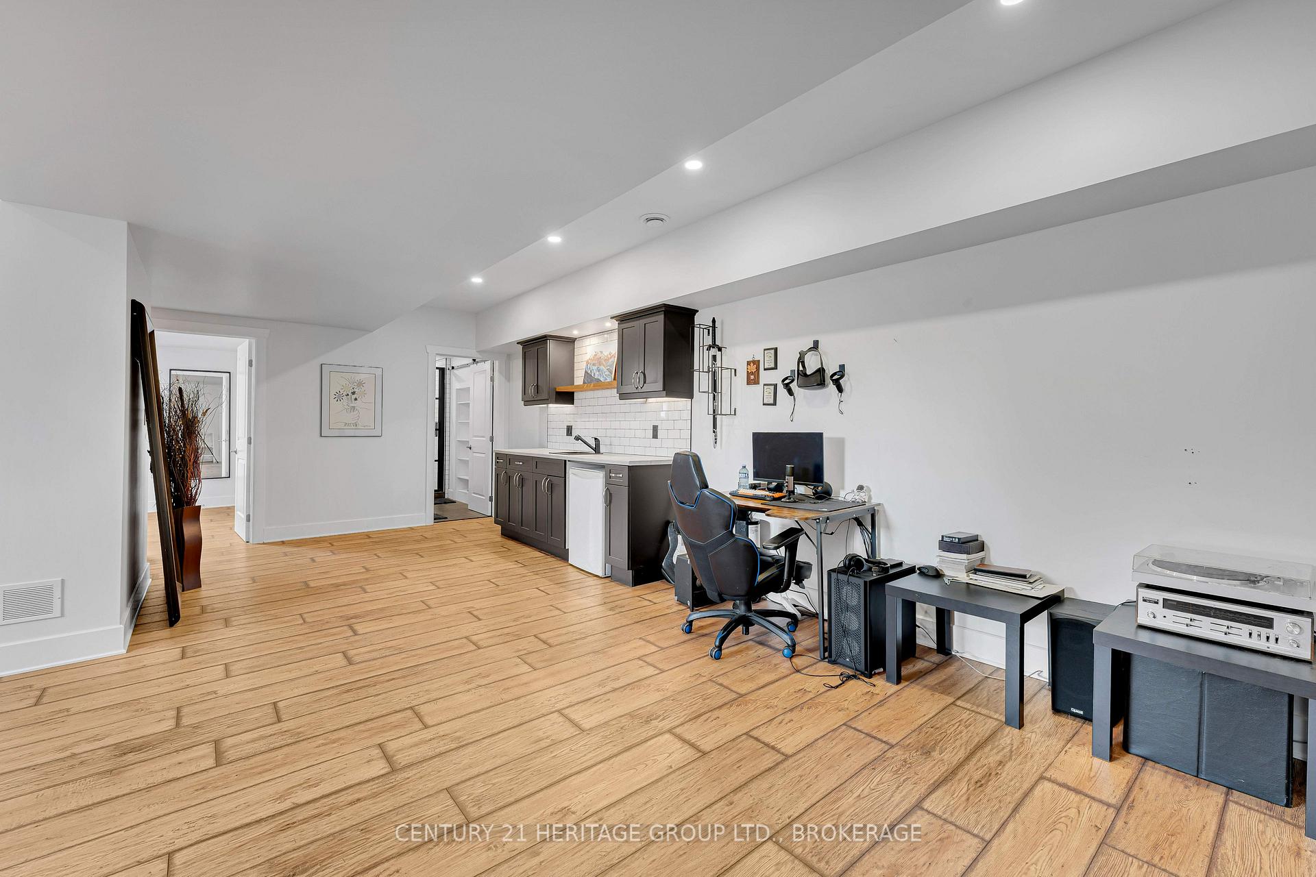 Photo 43 of 90 Aragon Road, Kingston, City North of 401 — HOMEH