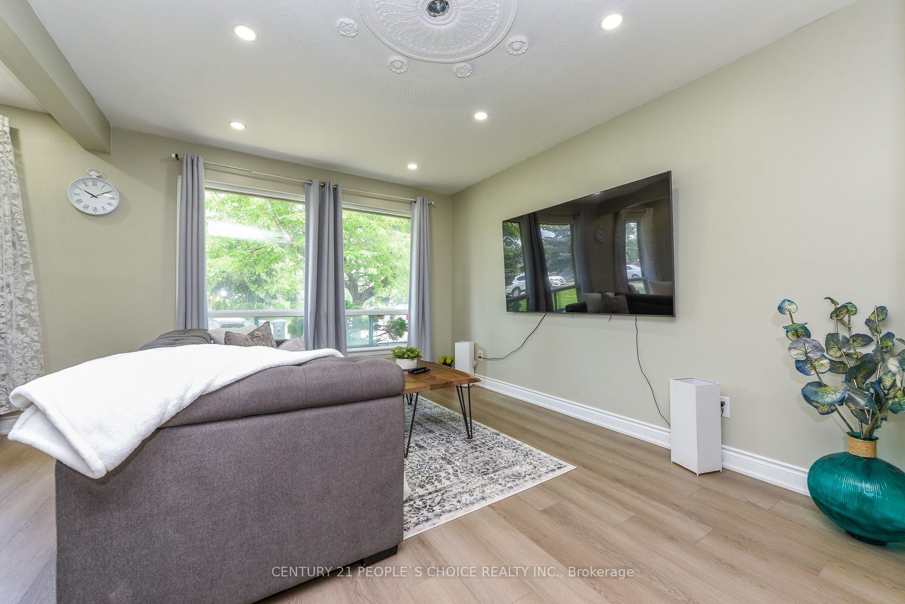 Photo 10 of 8 Fidelia Crescent, Brampton, Southgate — HOMEH