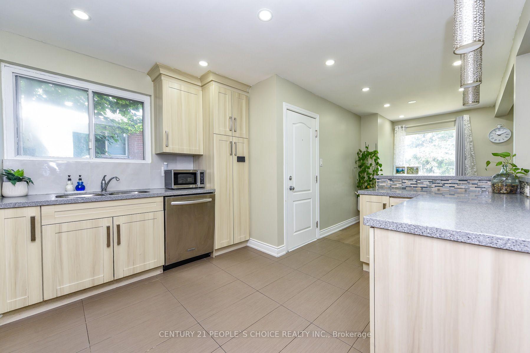 Photo 13 of 8 Fidelia Crescent, Brampton, Southgate — HOMEH